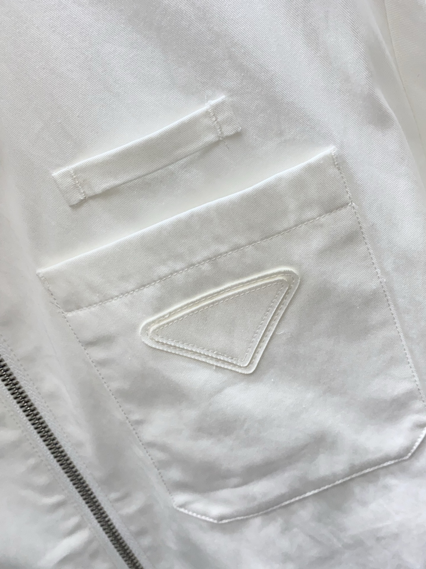 普拉达 2026新款男士休闲定制夹克外套。穿上简约干练的休闲外套，瞬间重回时髦霸气，又是活力满满的状态。