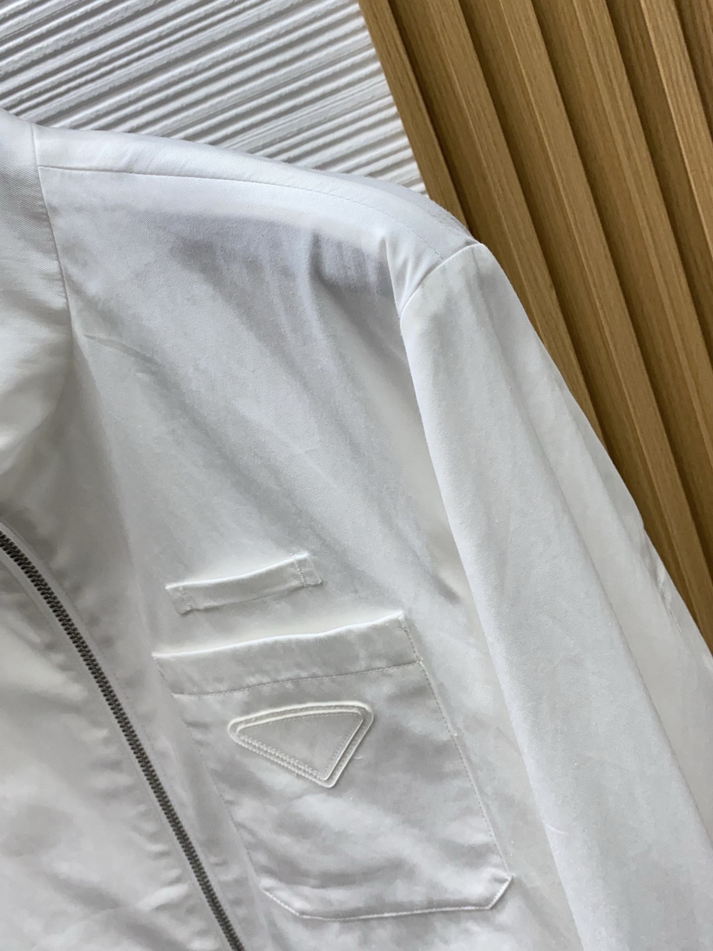 普拉达 2026新款男士休闲定制夹克外套。穿上简约干练的休闲外套，瞬间重回时髦霸气，又是活力满满的状态。