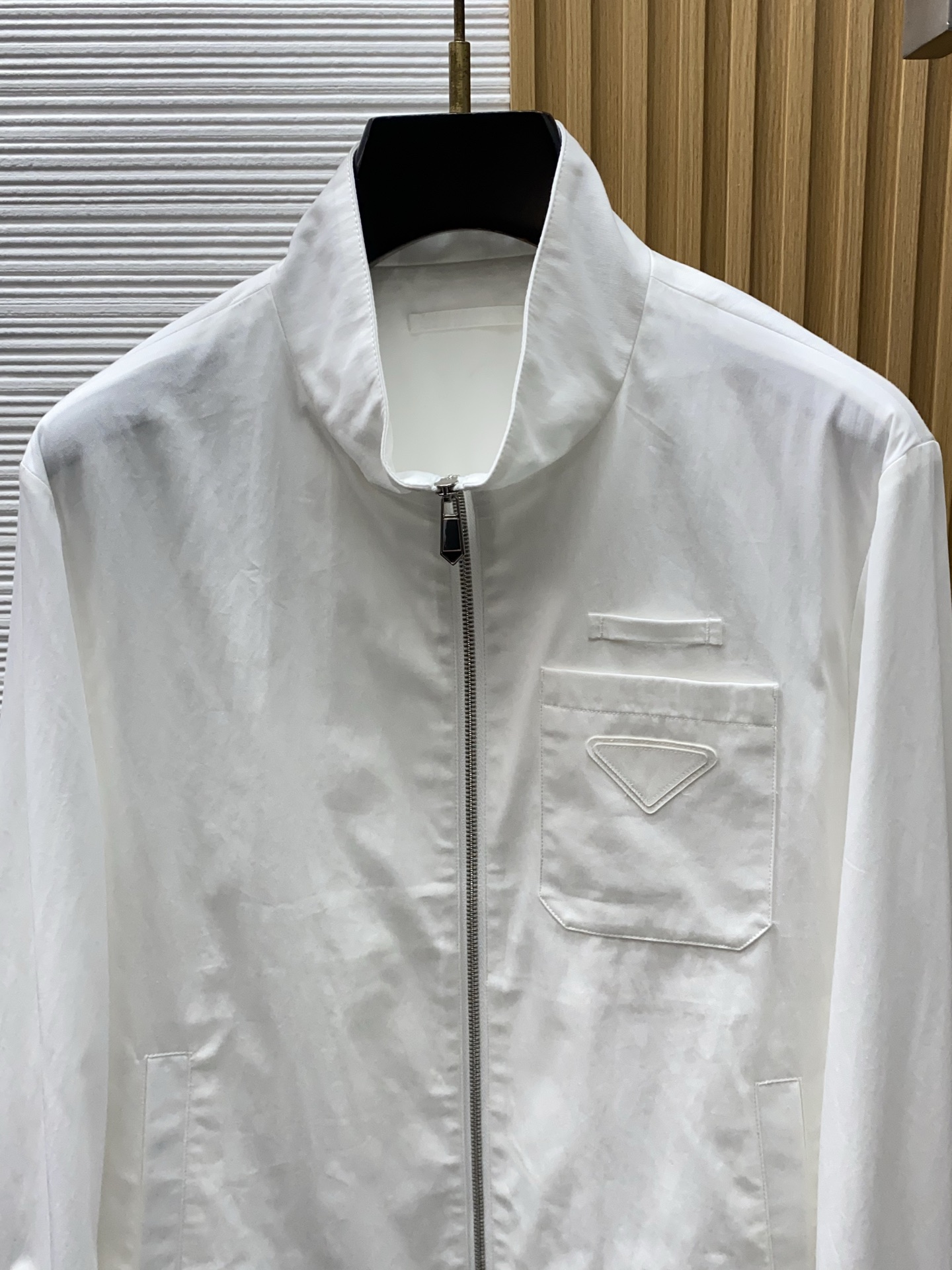 普拉达 2026新款男士休闲定制夹克外套。穿上简约干练的休闲外套，瞬间重回时髦霸气，又是活力满满的状态。