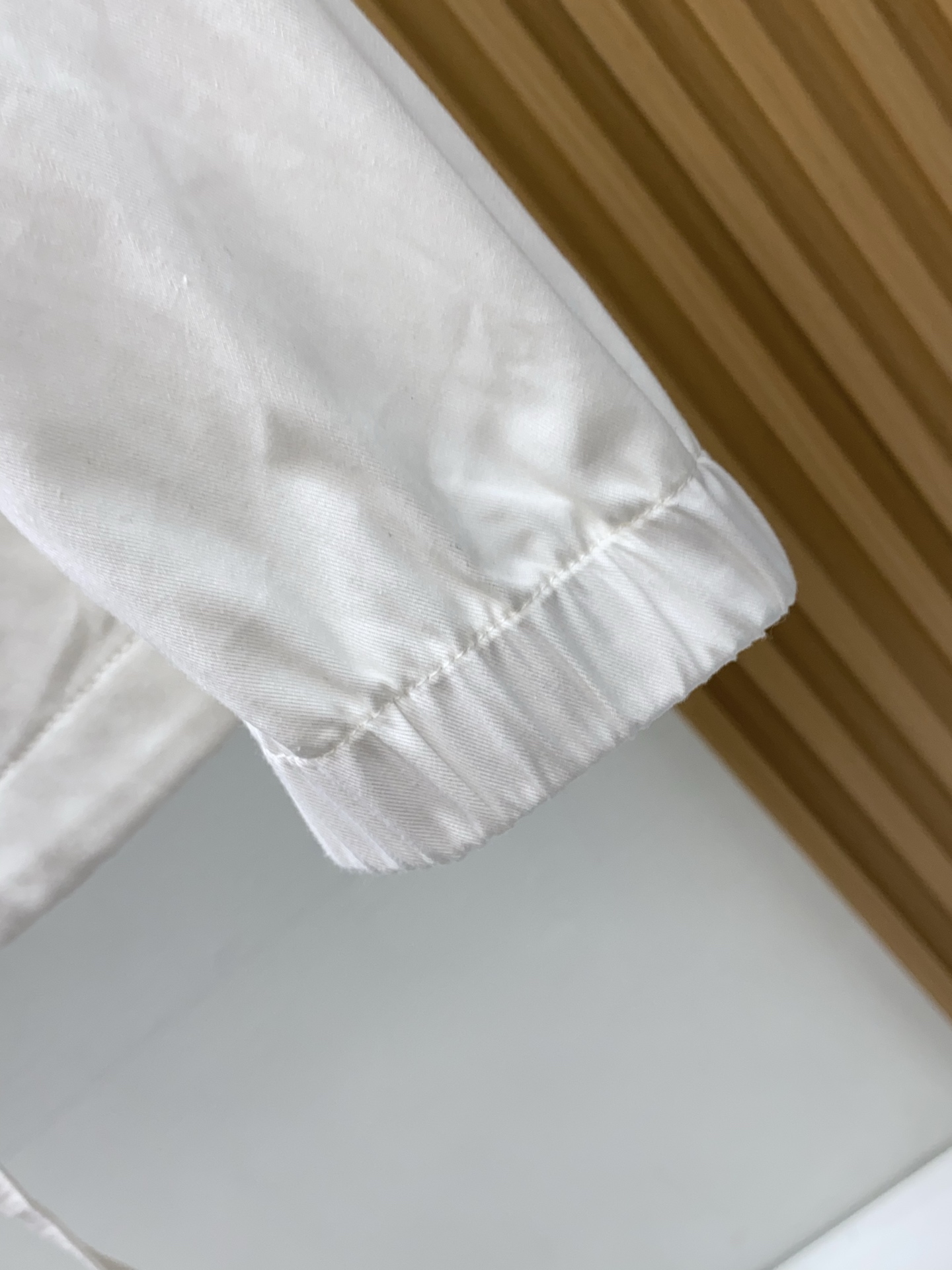 普拉达 2026新款男士休闲定制夹克外套。穿上简约干练的休闲外套，瞬间重回时髦霸气，又是活力满满的状态。