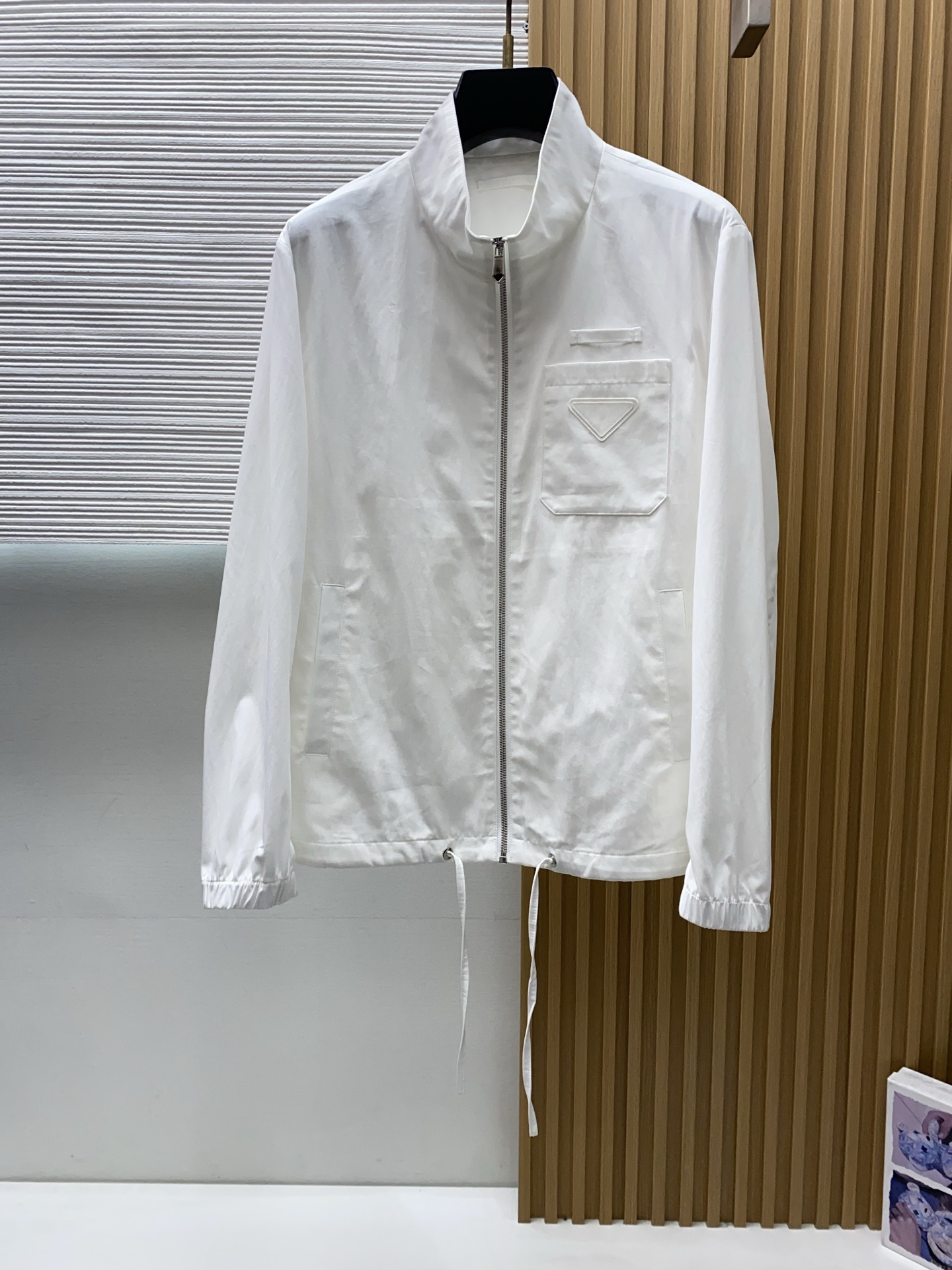 普拉达 2026新款男士休闲定制夹克外套。穿上简约干练的休闲外套，瞬间重回时髦霸气，又是活力满满的状态。