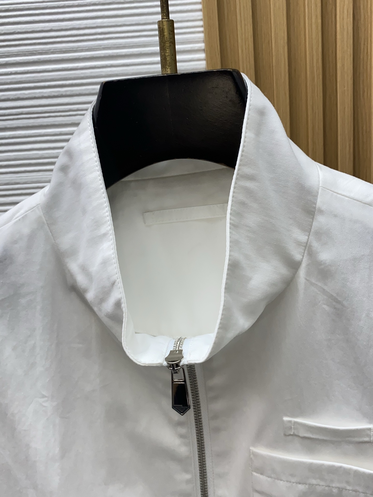 普拉达 2026新款男士休闲定制夹克外套。穿上简约干练的休闲外套，瞬间重回时髦霸气，又是活力满满的状态。