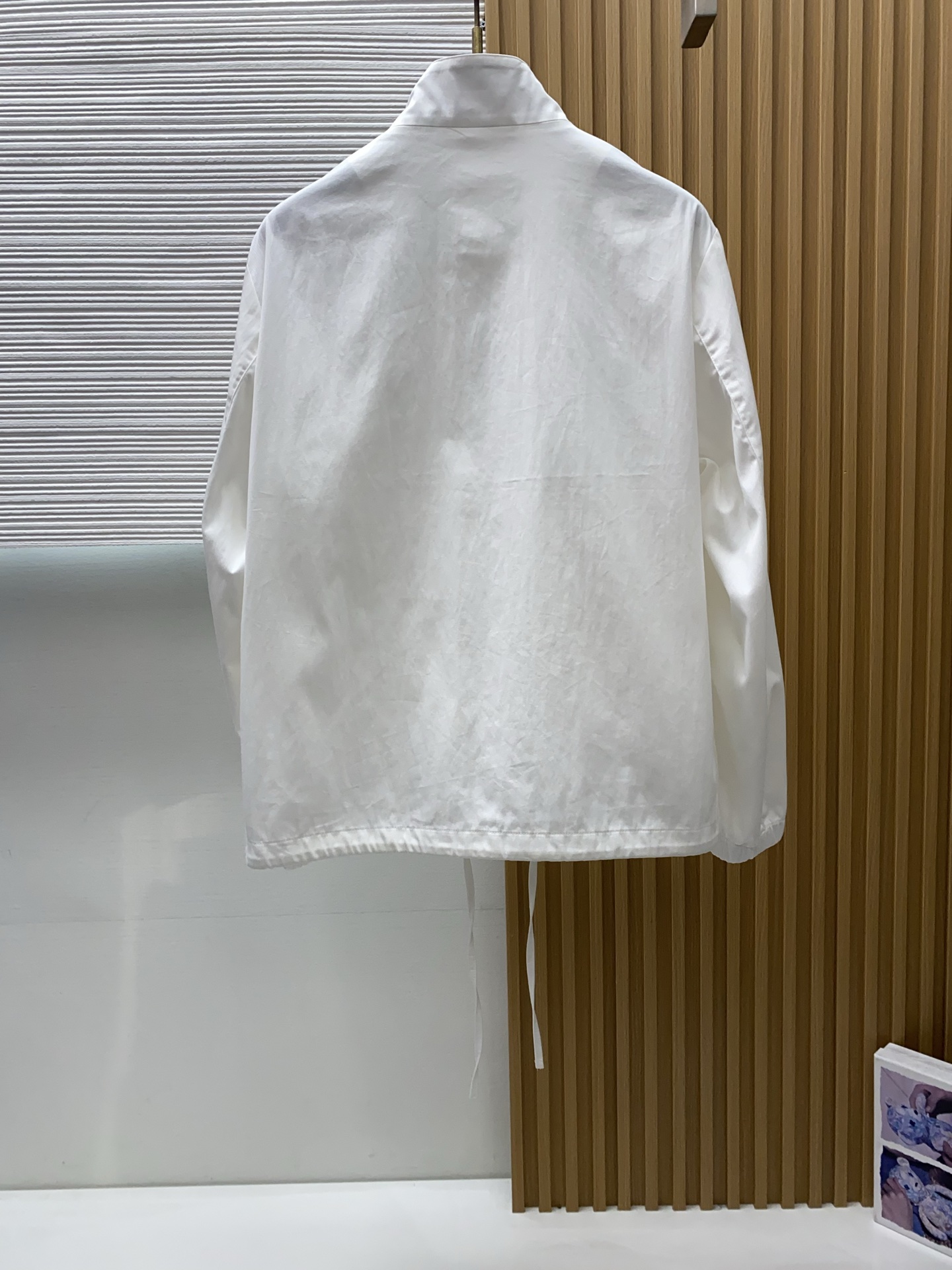 普拉达 2026新款男士休闲定制夹克外套。穿上简约干练的休闲外套，瞬间重回时髦霸气，又是活力满满的状态。