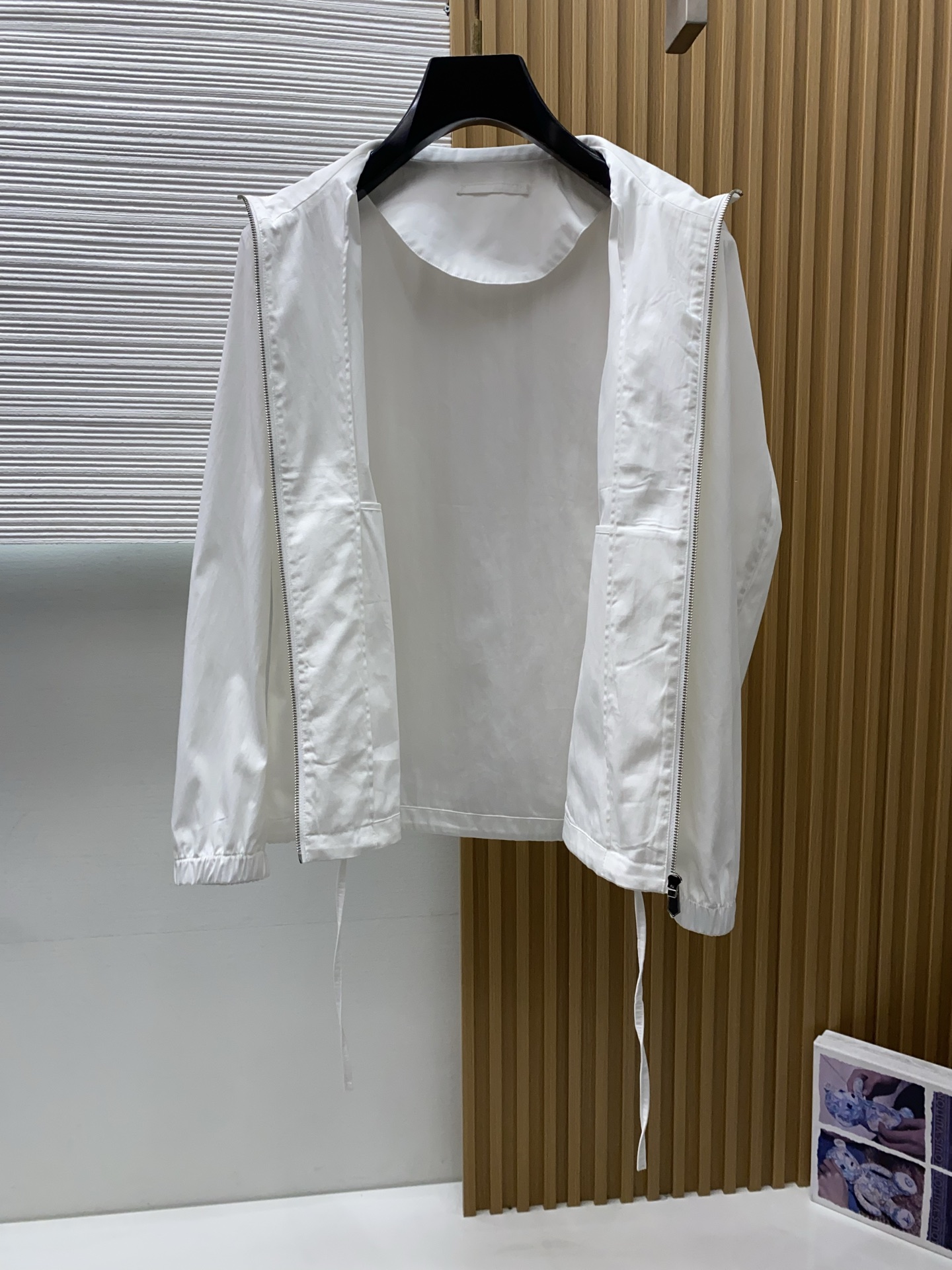 普拉达 2026新款男士休闲定制夹克外套。穿上简约干练的休闲外套，瞬间重回时髦霸气，又是活力满满的状态。