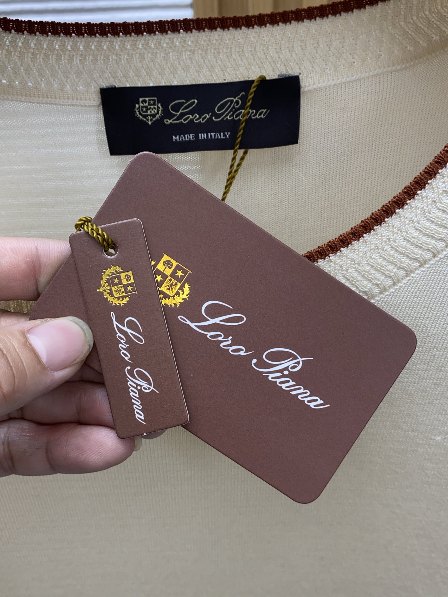 Loro piana 诺悠翩雅 针织圆领短袖，意大利工艺镌刻的优雅时尚，优质的材质是时尚的基石。这款Po