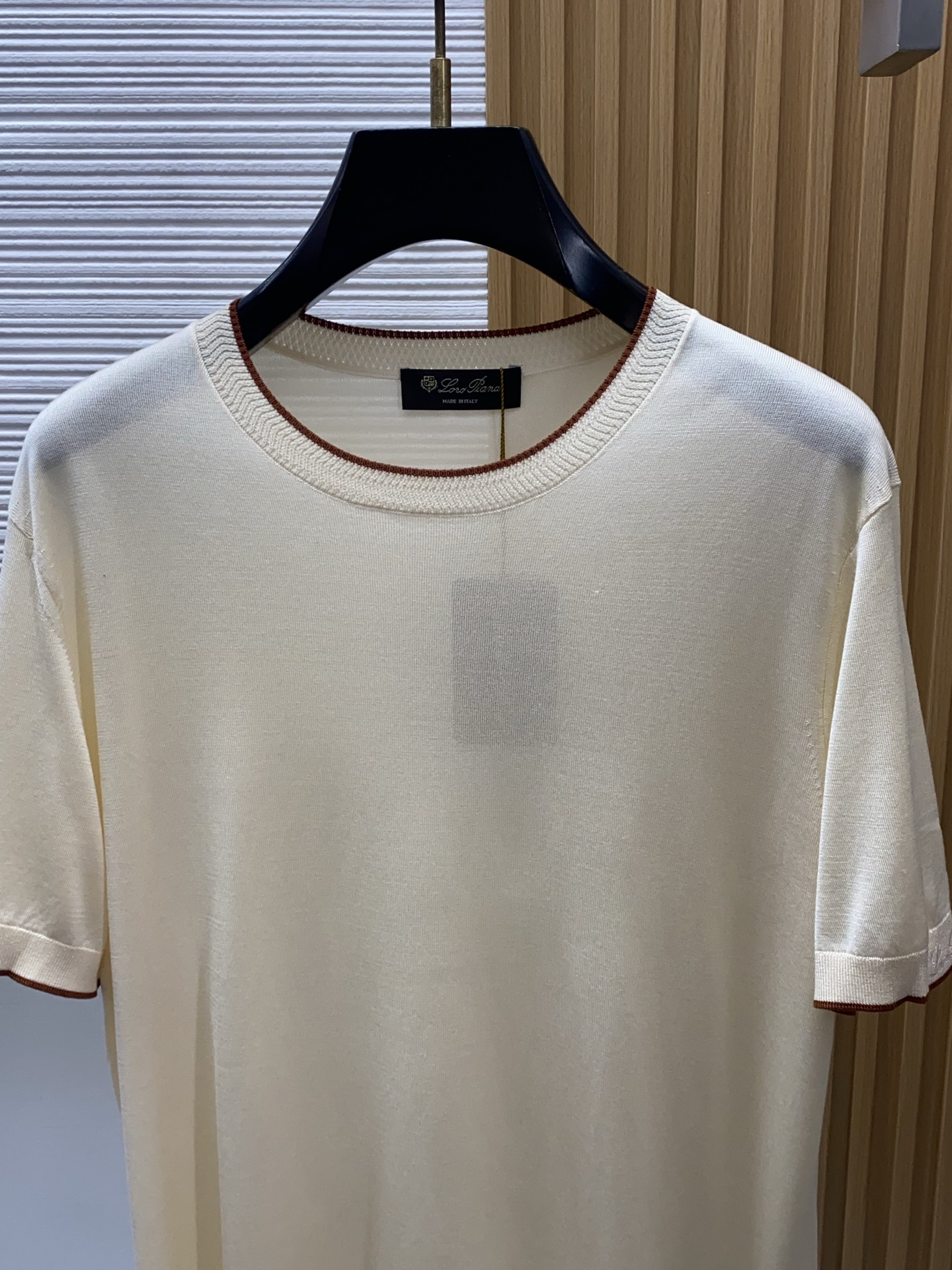 Loro piana 诺悠翩雅 针织圆领短袖，意大利工艺镌刻的优雅时尚，优质的材质是时尚的基石。这款Po