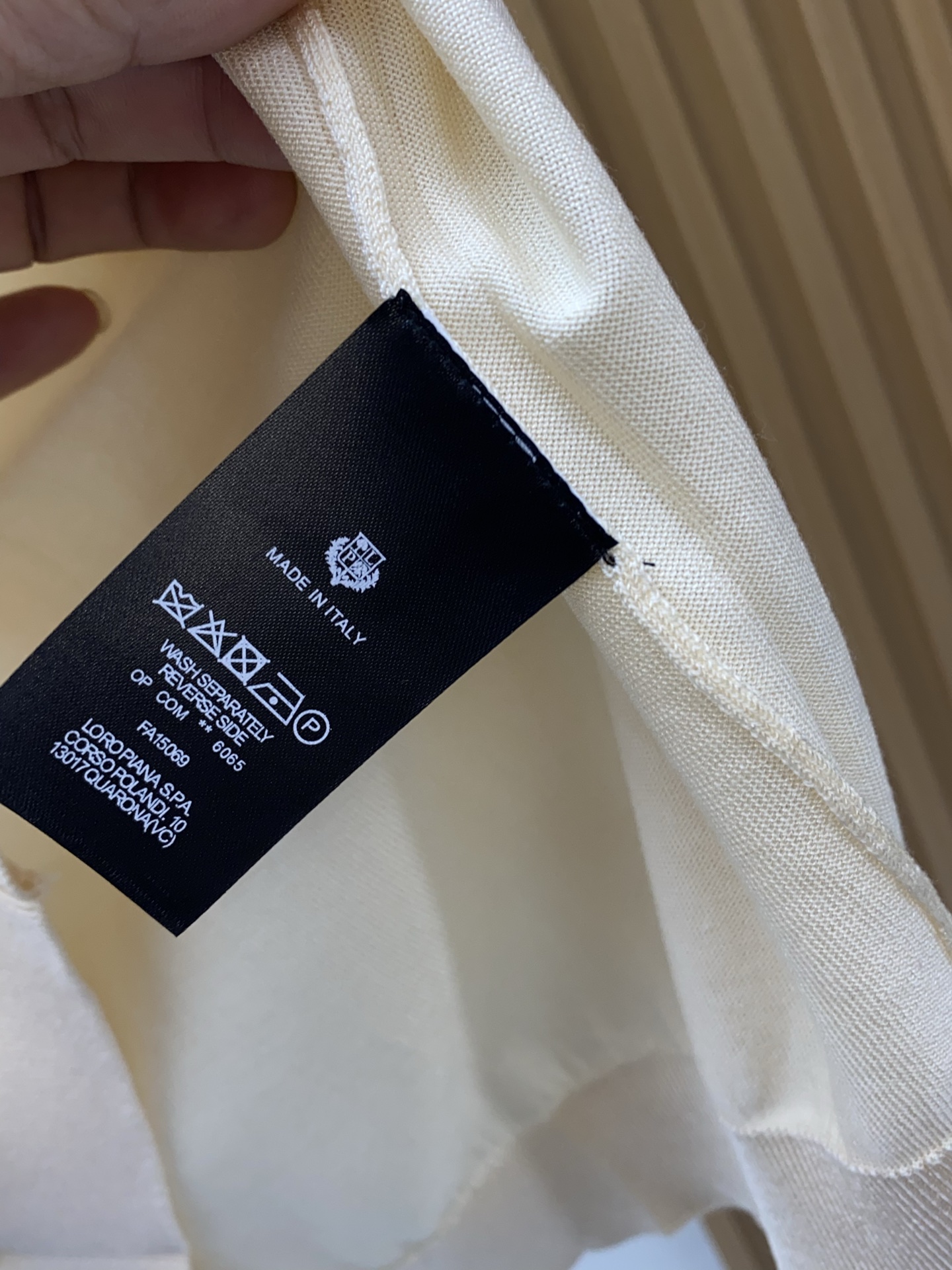 Loro piana 诺悠翩雅 针织圆领短袖，意大利工艺镌刻的优雅时尚，优质的材质是时尚的基石。这款Po