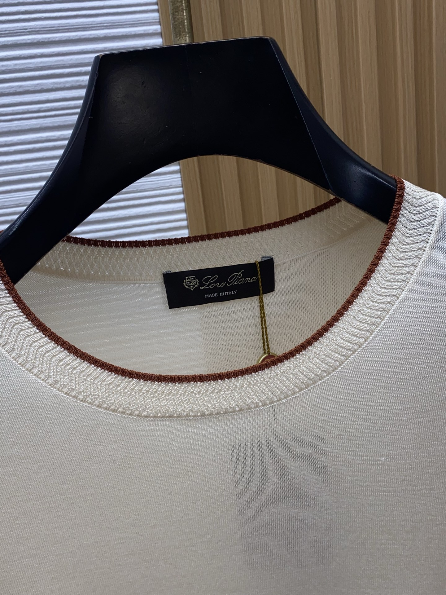Loro piana 诺悠翩雅 针织圆领短袖，意大利工艺镌刻的优雅时尚，优质的材质是时尚的基石。这款Po