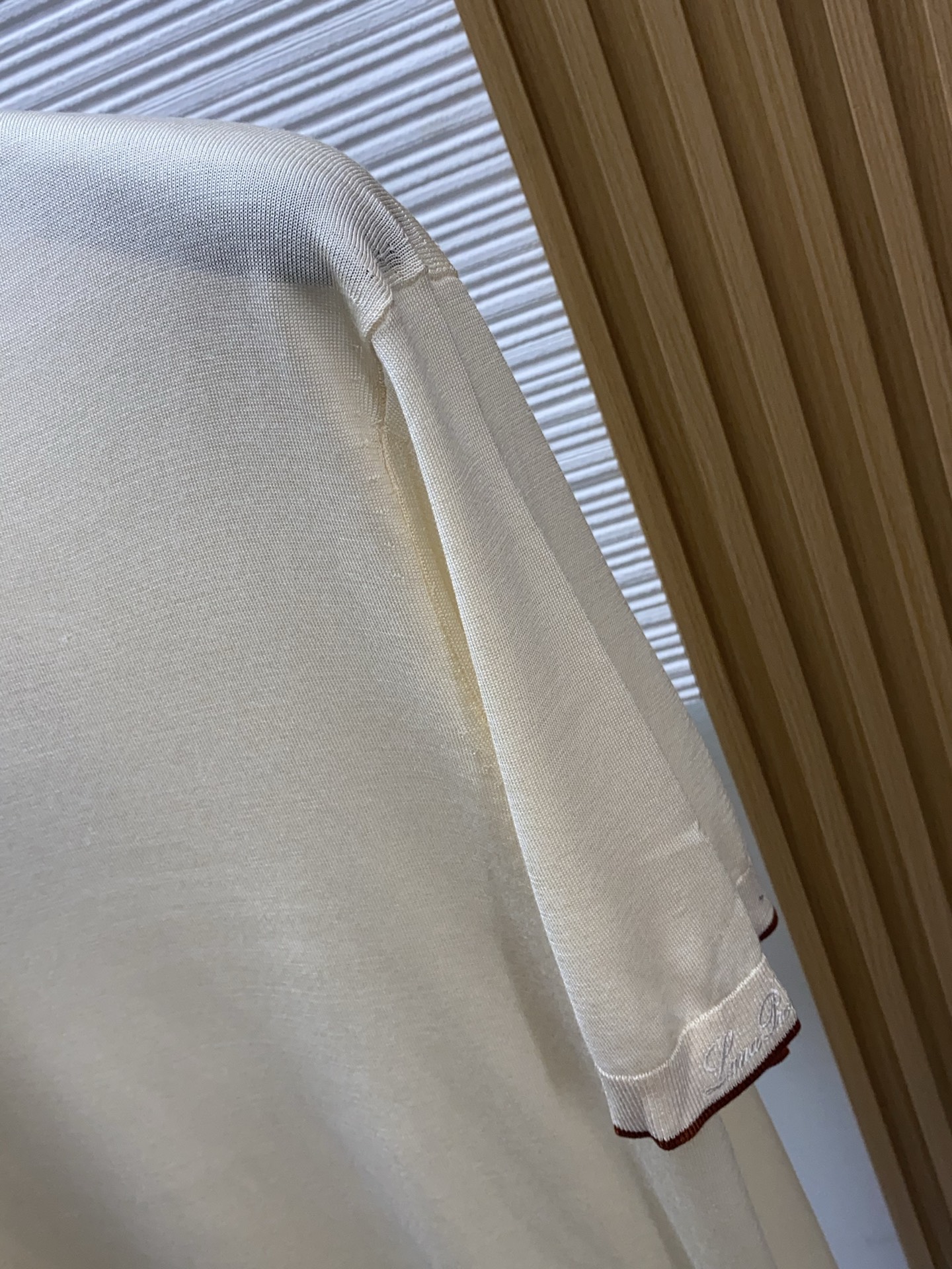 Loro piana 诺悠翩雅 针织圆领短袖，意大利工艺镌刻的优雅时尚，优质的材质是时尚的基石。这款Po