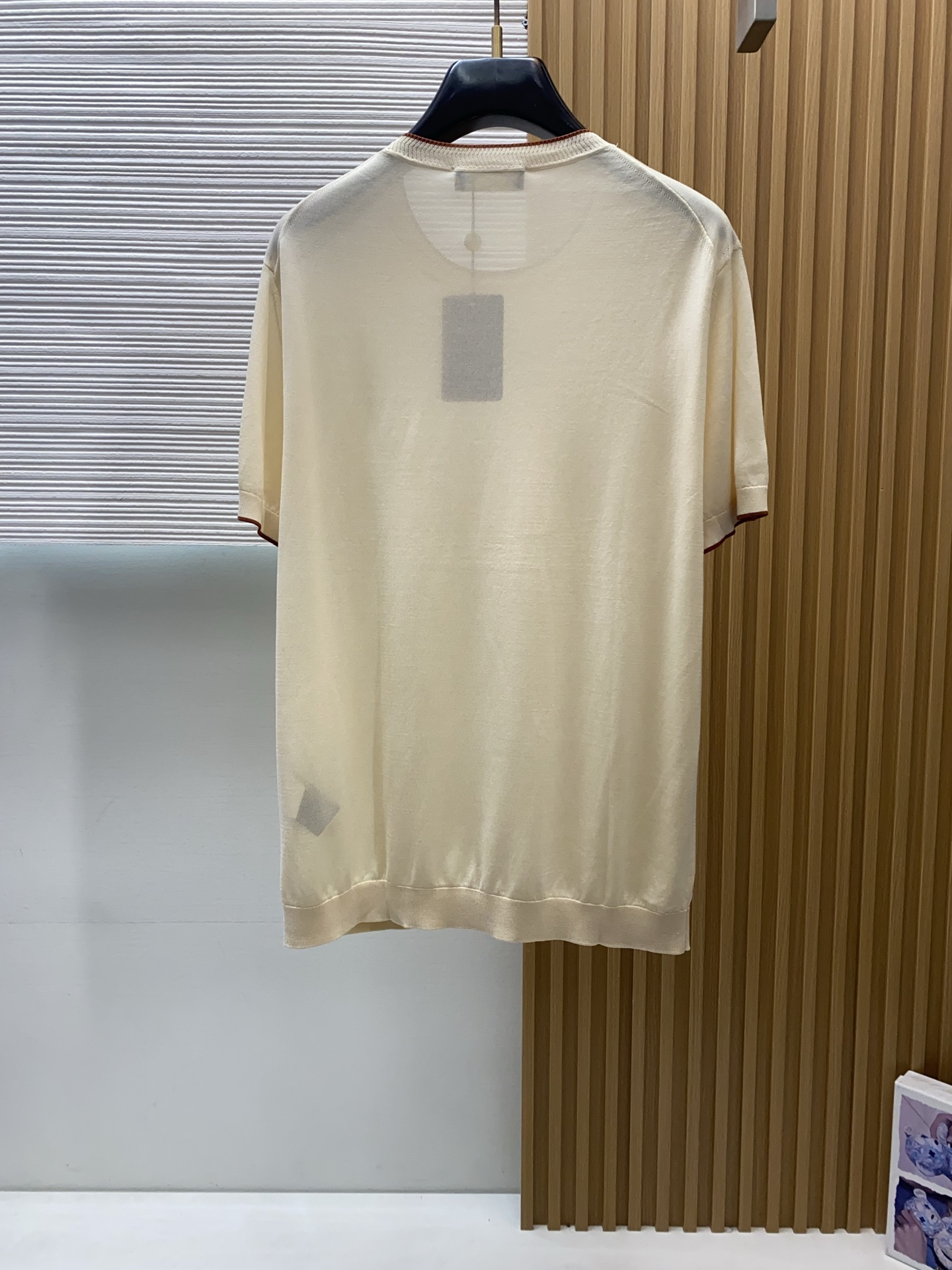 Loro piana 诺悠翩雅 针织圆领短袖，意大利工艺镌刻的优雅时尚，优质的材质是时尚的基石。这款Po