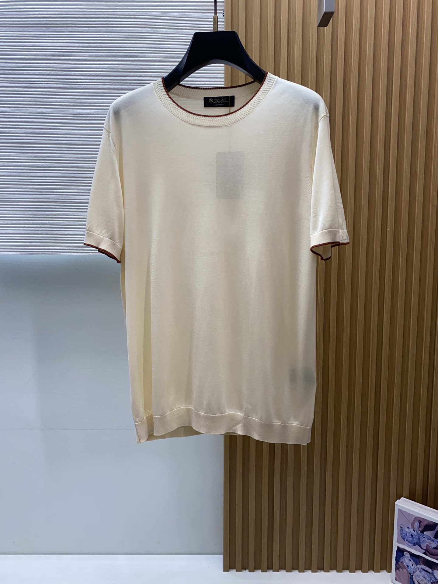 Loro piana 诺悠翩雅 针织圆领短袖，意大利工艺镌刻的优雅时尚，优质的材质是时尚的基石。这款Po