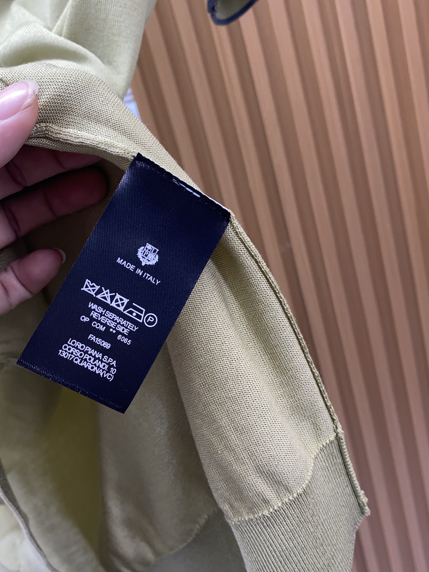 Loro piana 诺悠翩雅 针织圆领短袖，意大利工艺镌刻的优雅时尚，优质的材质是时尚的基石。这款Po