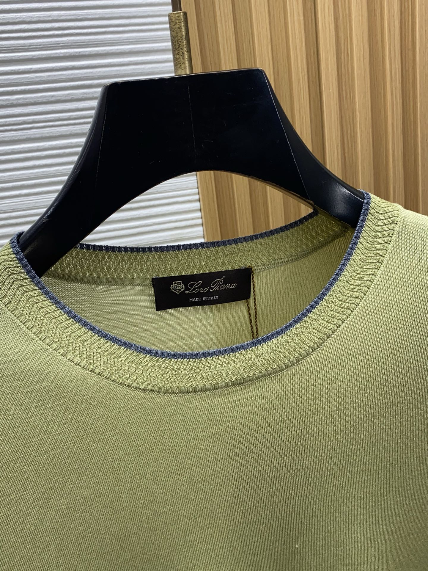 Loro piana 诺悠翩雅 针织圆领短袖，意大利工艺镌刻的优雅时尚，优质的材质是时尚的基石。这款Po