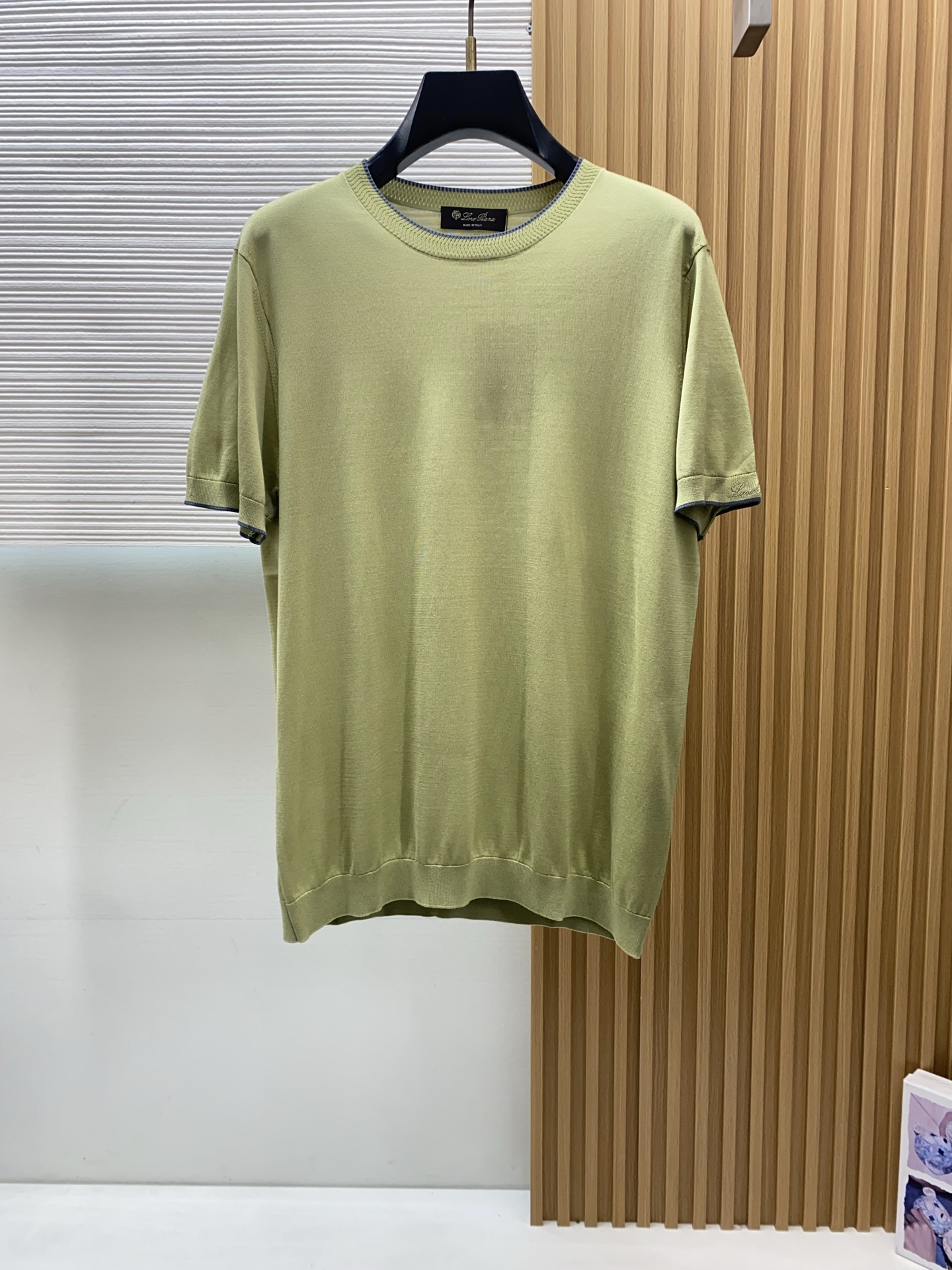 Loro piana 诺悠翩雅 针织圆领短袖，意大利工艺镌刻的优雅时尚，优质的材质是时尚的基石。这款Po
