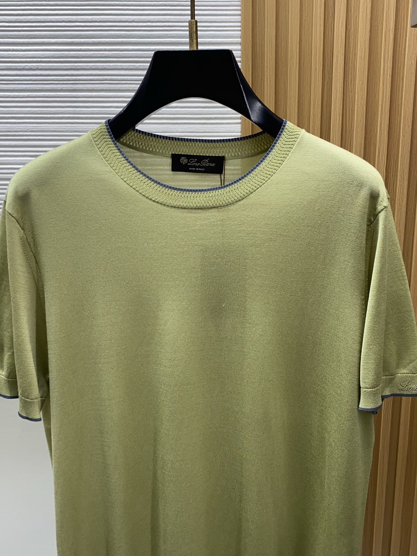 Loro piana 诺悠翩雅 针织圆领短袖，意大利工艺镌刻的优雅时尚，优质的材质是时尚的基石。这款Po