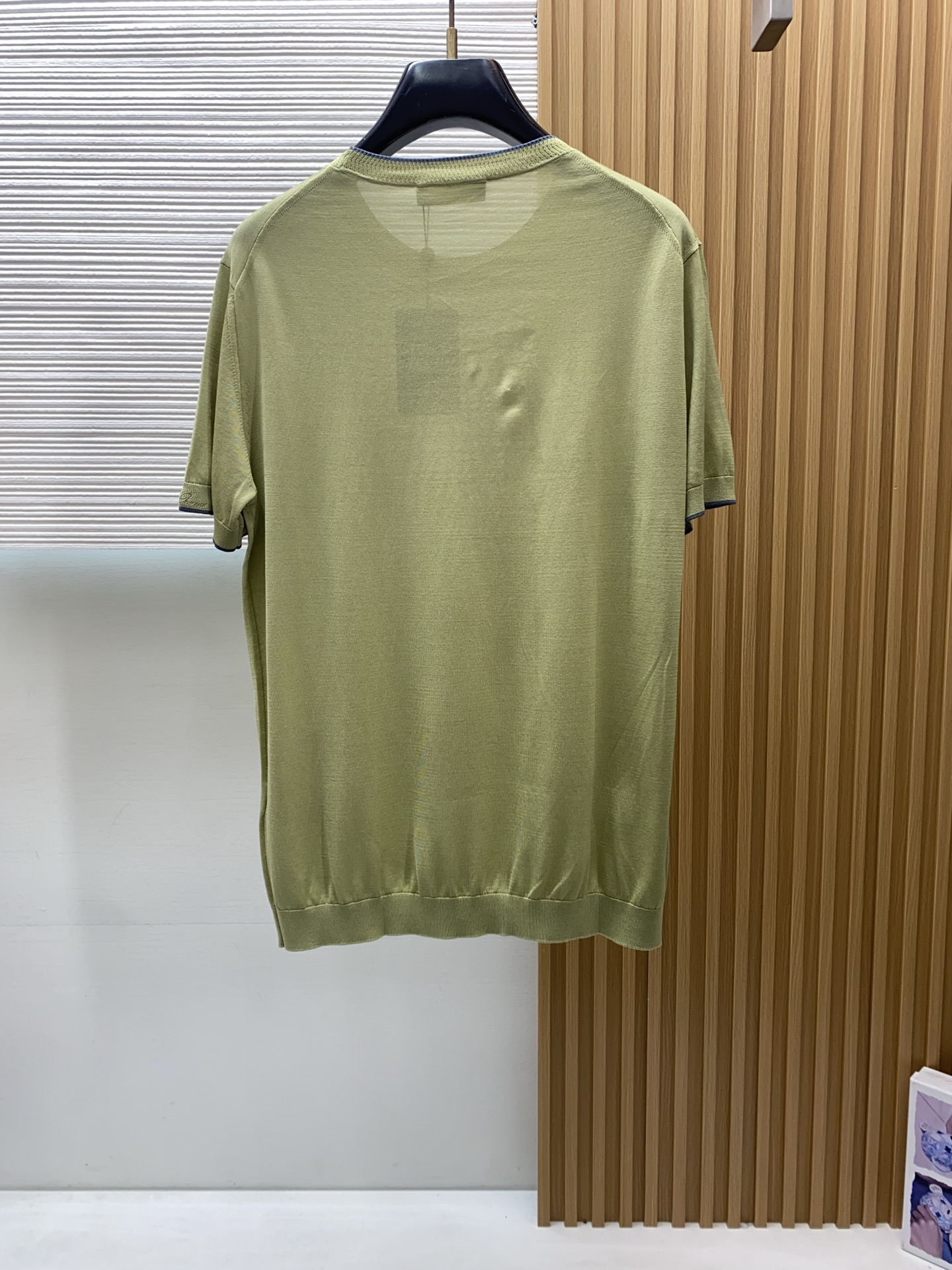 Loro piana 诺悠翩雅 针织圆领短袖，意大利工艺镌刻的优雅时尚，优质的材质是时尚的基石。这款Po