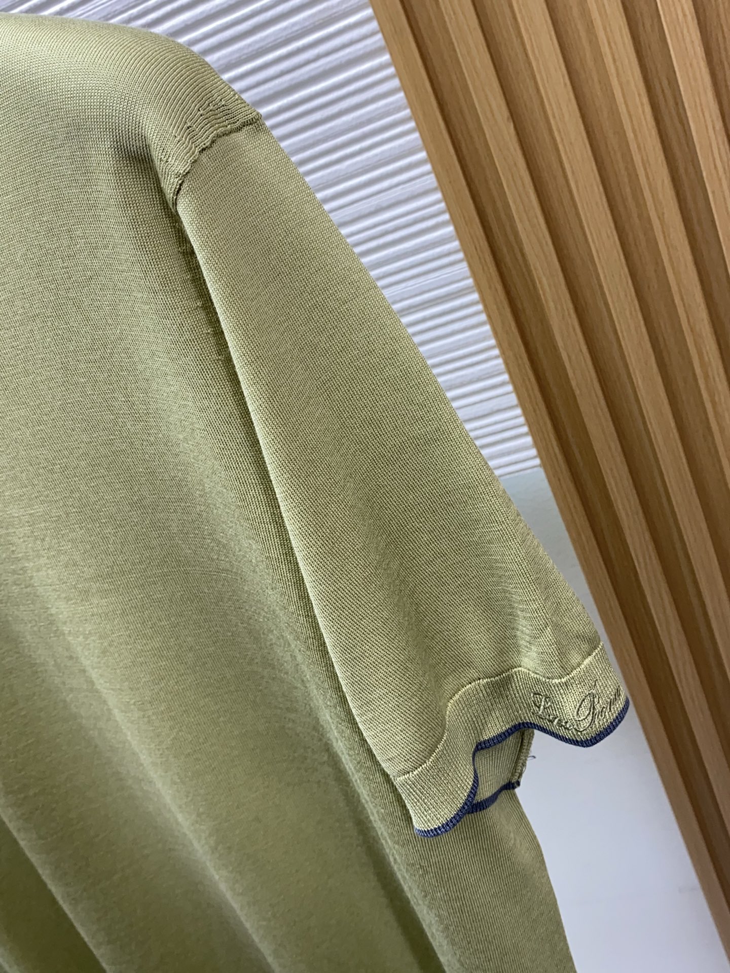 Loro piana 诺悠翩雅 针织圆领短袖，意大利工艺镌刻的优雅时尚，优质的材质是时尚的基石。这款Po