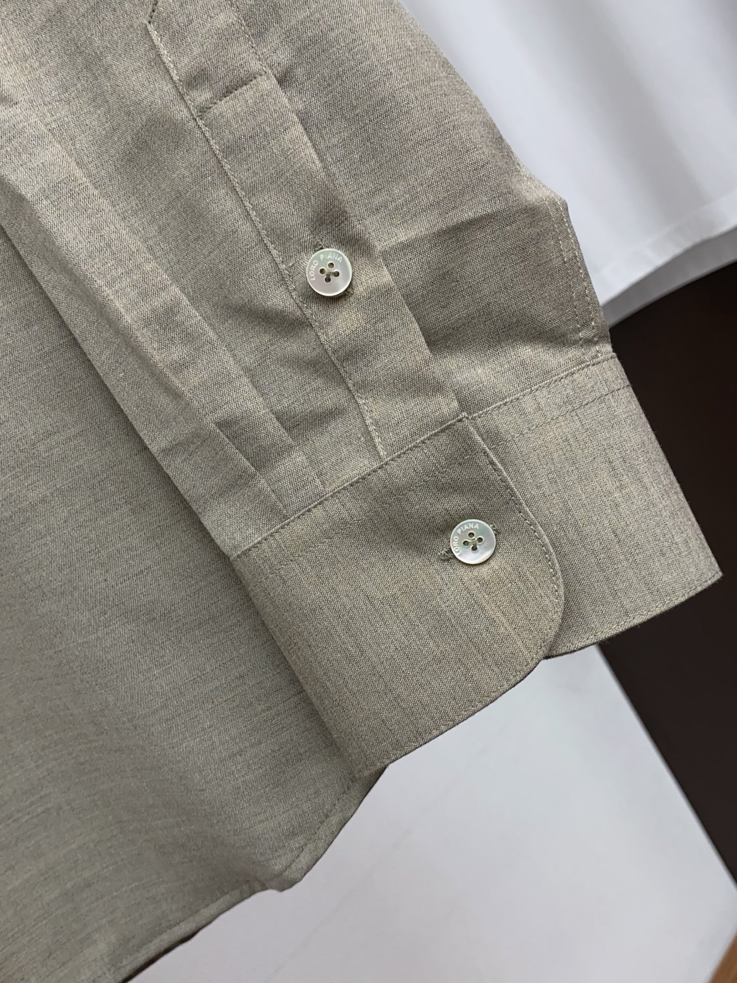 Loro Piana 诺悠翩雅 专柜最新款长袖衬衣，贸易公司渠道稀出，领先官网发售！经典休闲衬衫搭配独特