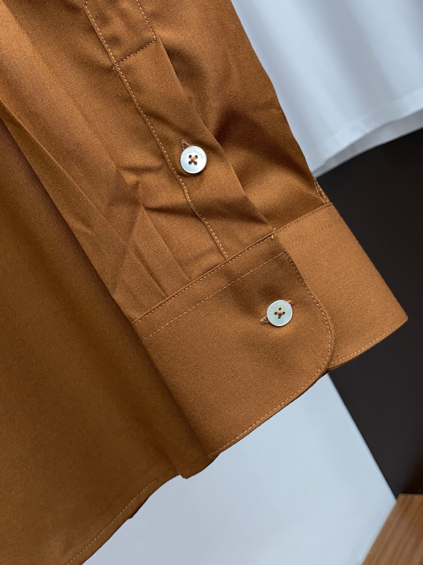 Loro Piana 诺悠翩雅 专柜最新款长袖衬衣，贸易公司渠道稀出，领先官网发售！经典休闲衬衫搭配独特