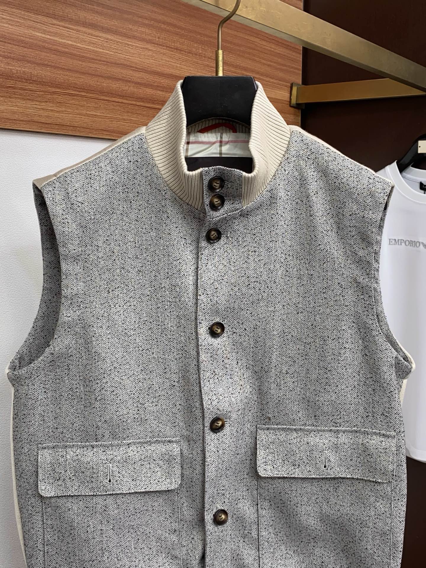 Loro Piana 诺悠翩雅 2026新款男士休闲定制立领马甲外套。穿上简约干练的休闲 又是活力满满的