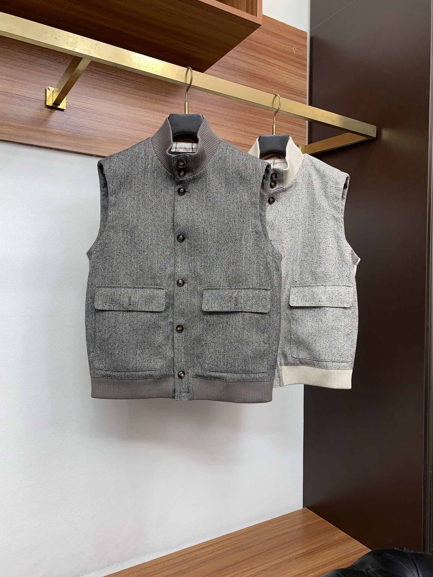 Loro Piana 诺悠翩雅 2026新款男士休闲定制立领马甲外套。穿上简约干练的休闲 又是活力满满的