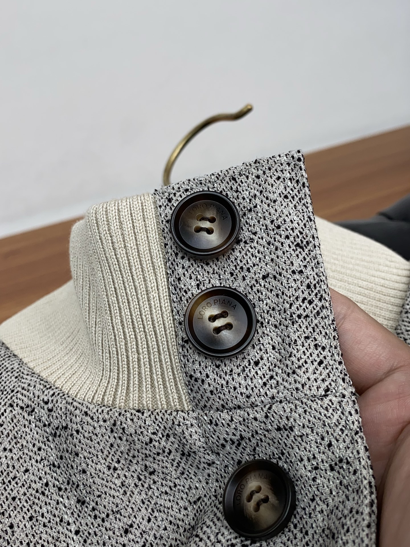 Loro Piana 诺悠翩雅 2026新款男士休闲定制立领马甲外套。穿上简约干练的休闲 又是活力满满的