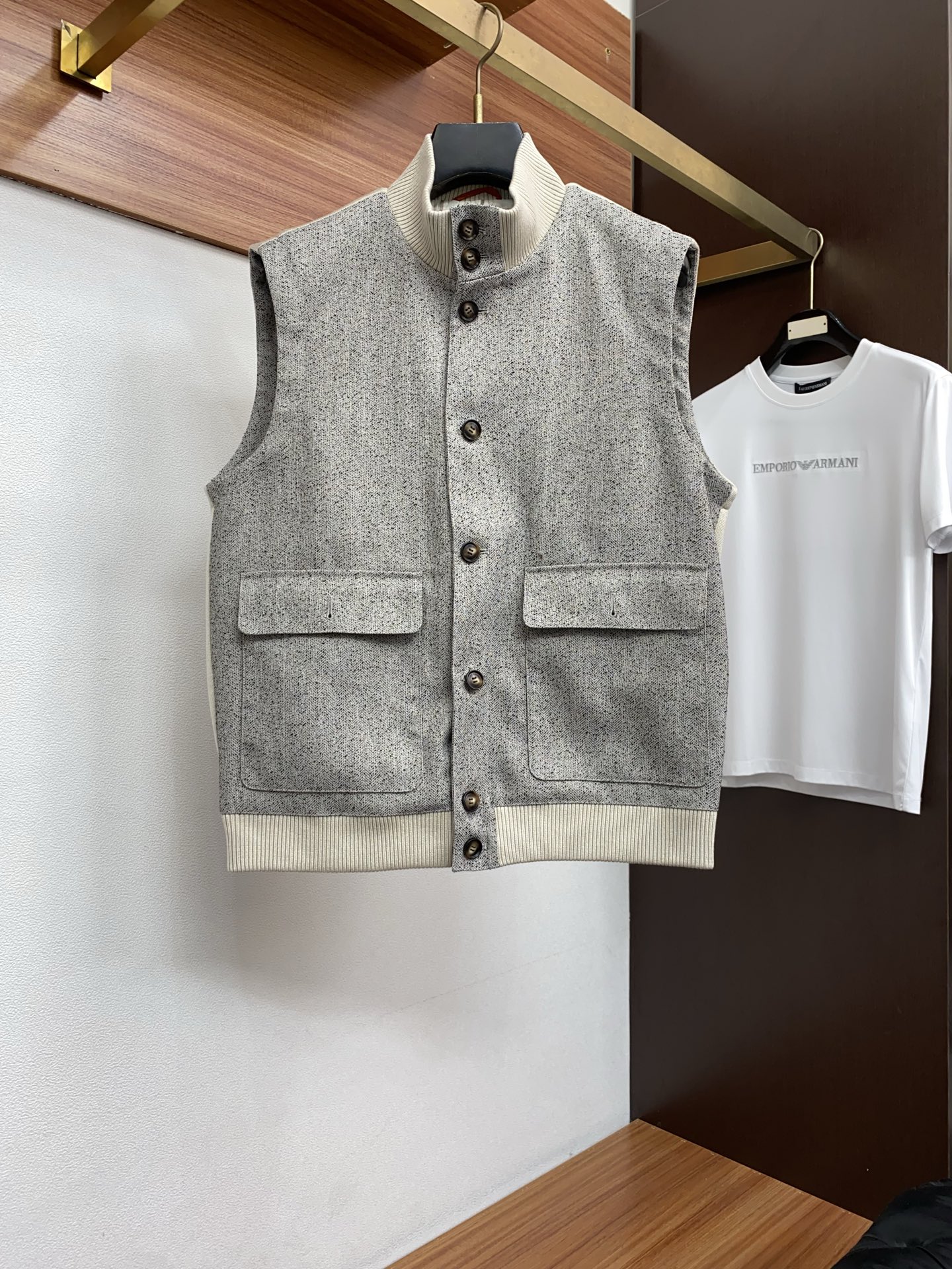 Loro Piana 诺悠翩雅 2026新款男士休闲定制立领马甲外套。穿上简约干练的休闲 又是活力满满的