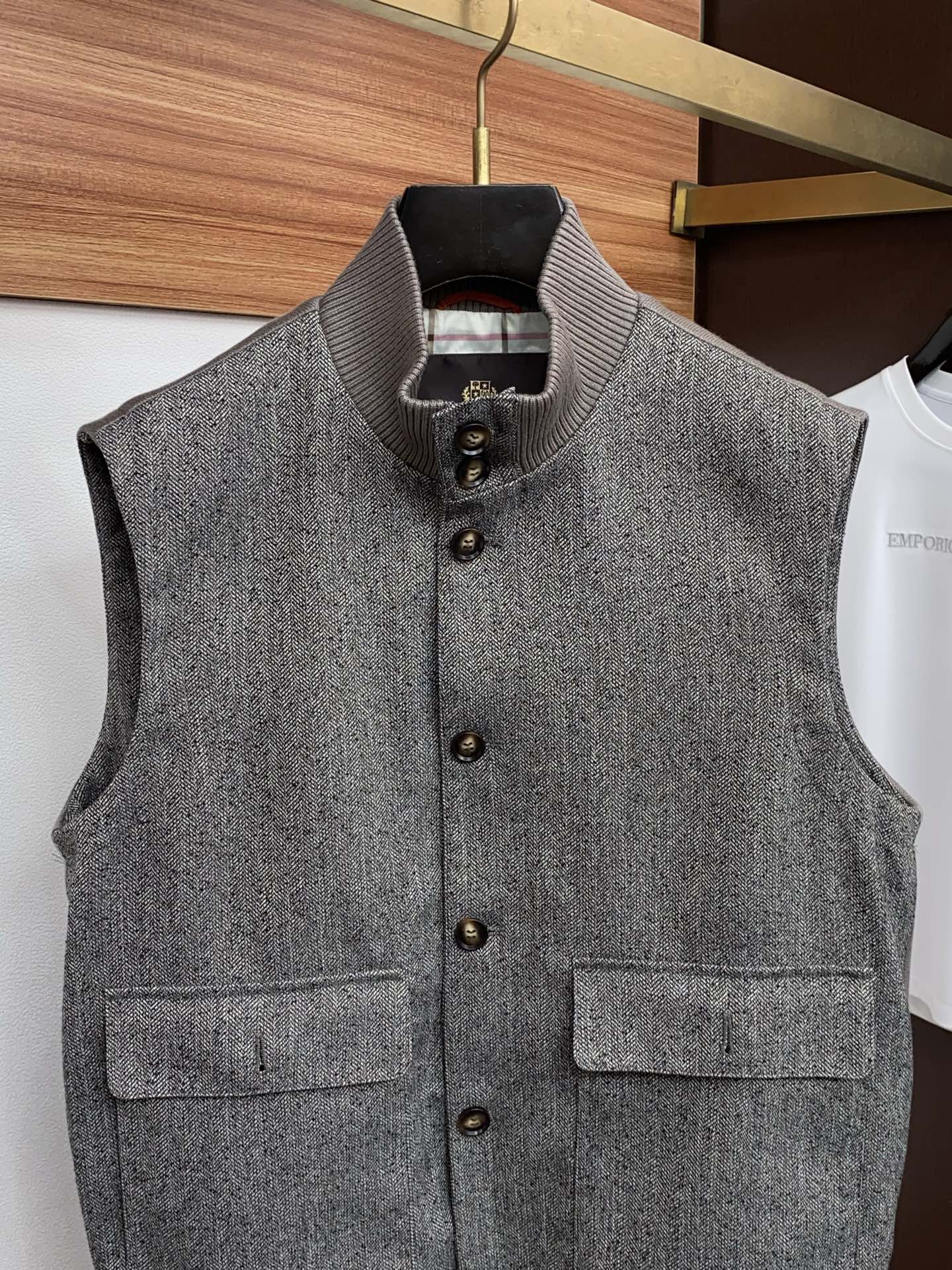 Loro Piana 诺悠翩雅 2026新款男士休闲定制立领马甲外套。穿上简约干练的休闲 又是活力满满的