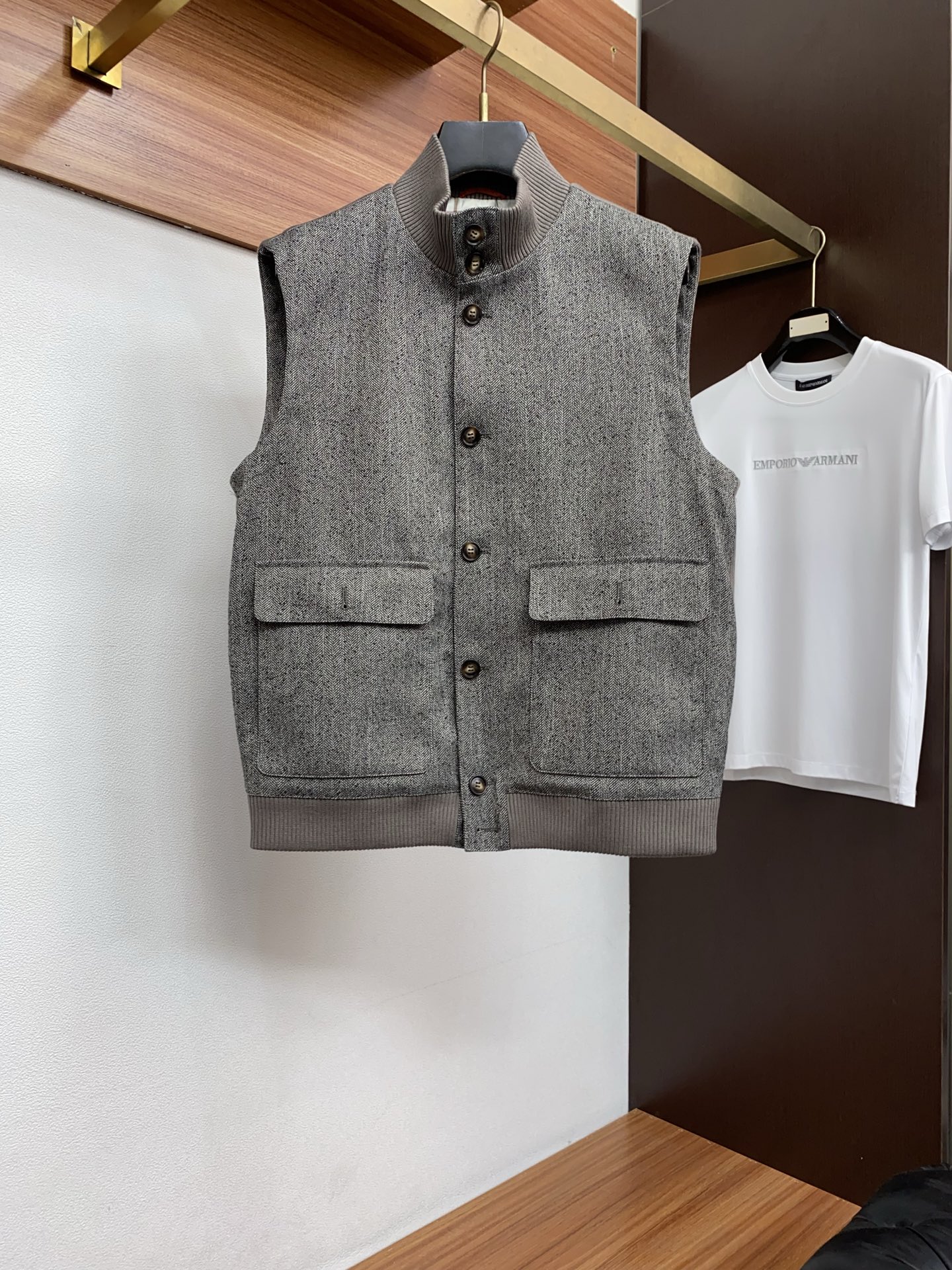 Loro Piana 诺悠翩雅 2026新款男士休闲定制立领马甲外套。穿上简约干练的休闲 又是活力满满的