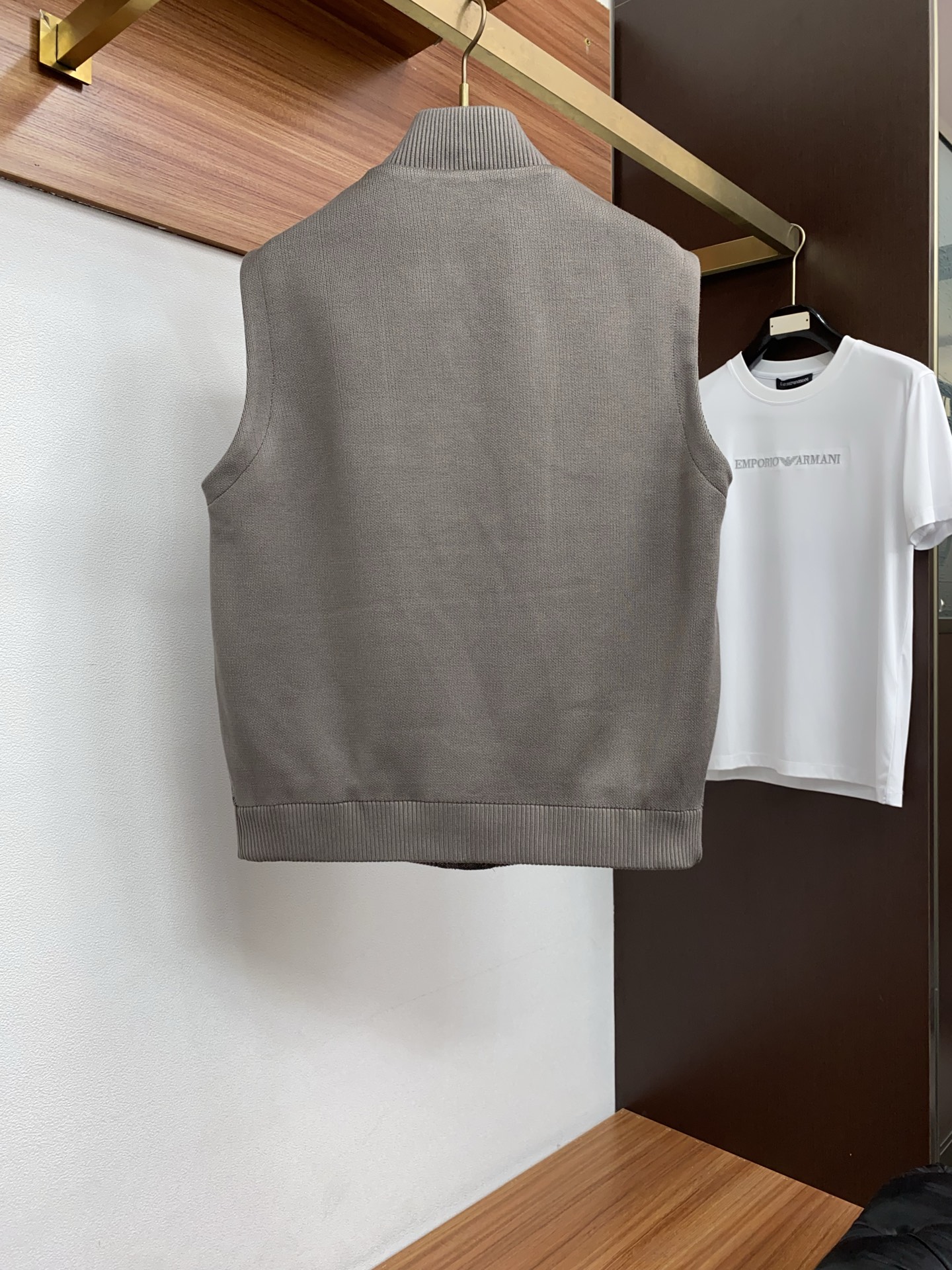 Loro Piana 诺悠翩雅 2026新款男士休闲定制立领马甲外套。穿上简约干练的休闲 又是活力满满的