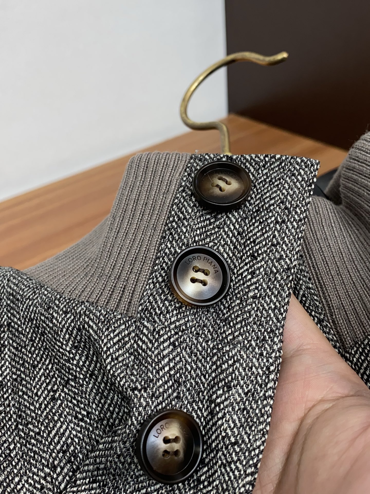 Loro Piana 诺悠翩雅 2026新款男士休闲定制立领马甲外套。穿上简约干练的休闲 又是活力满满的