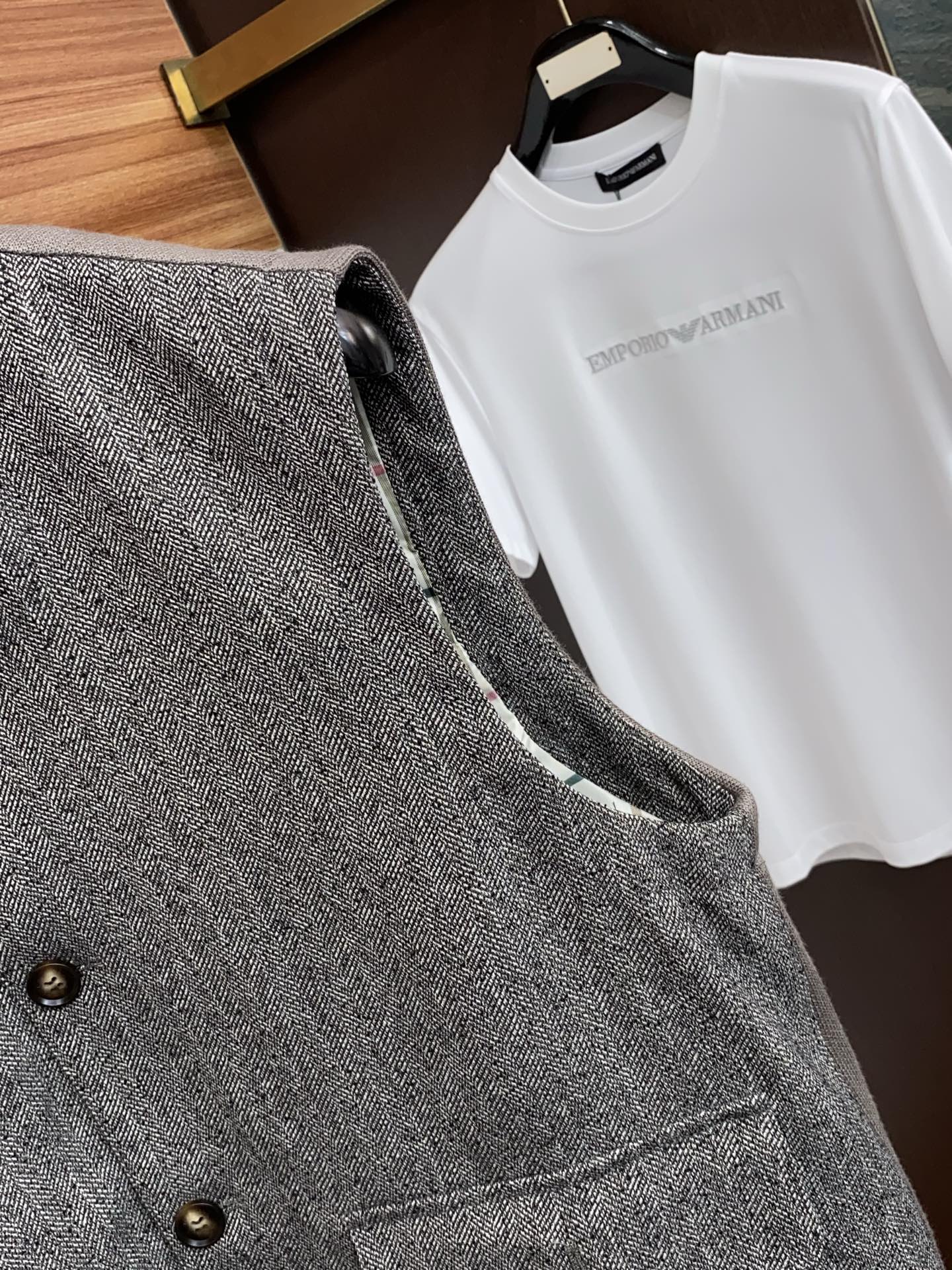 Loro Piana 诺悠翩雅 2026新款男士休闲定制立领马甲外套。穿上简约干练的休闲 又是活力满满的