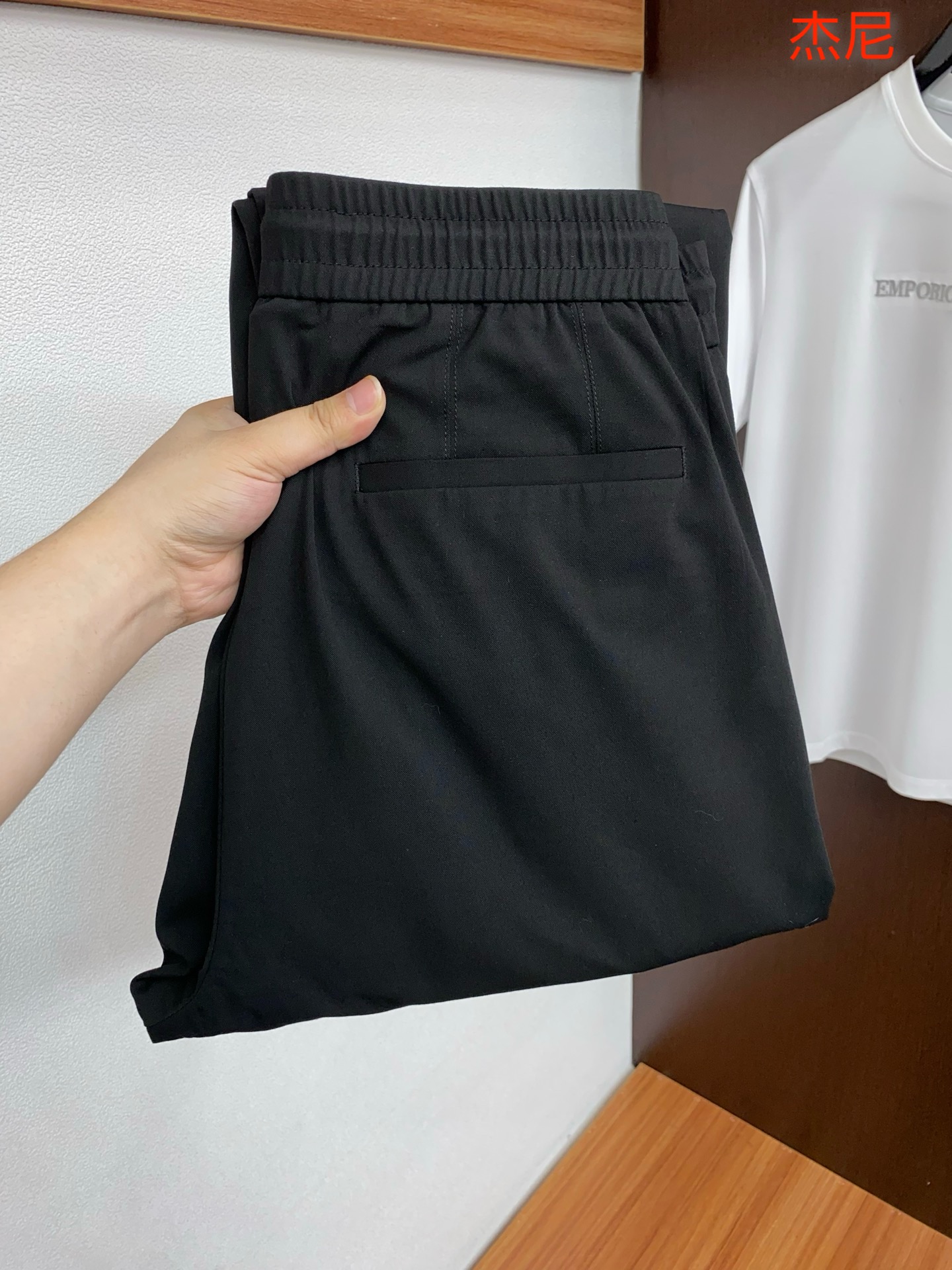 杰尼亚 26春夏新款 羊毛混纺棉质休闲裤 干净利落剪裁，都市风十足 采用精纺面料手感软糯干爽，上身效果挺