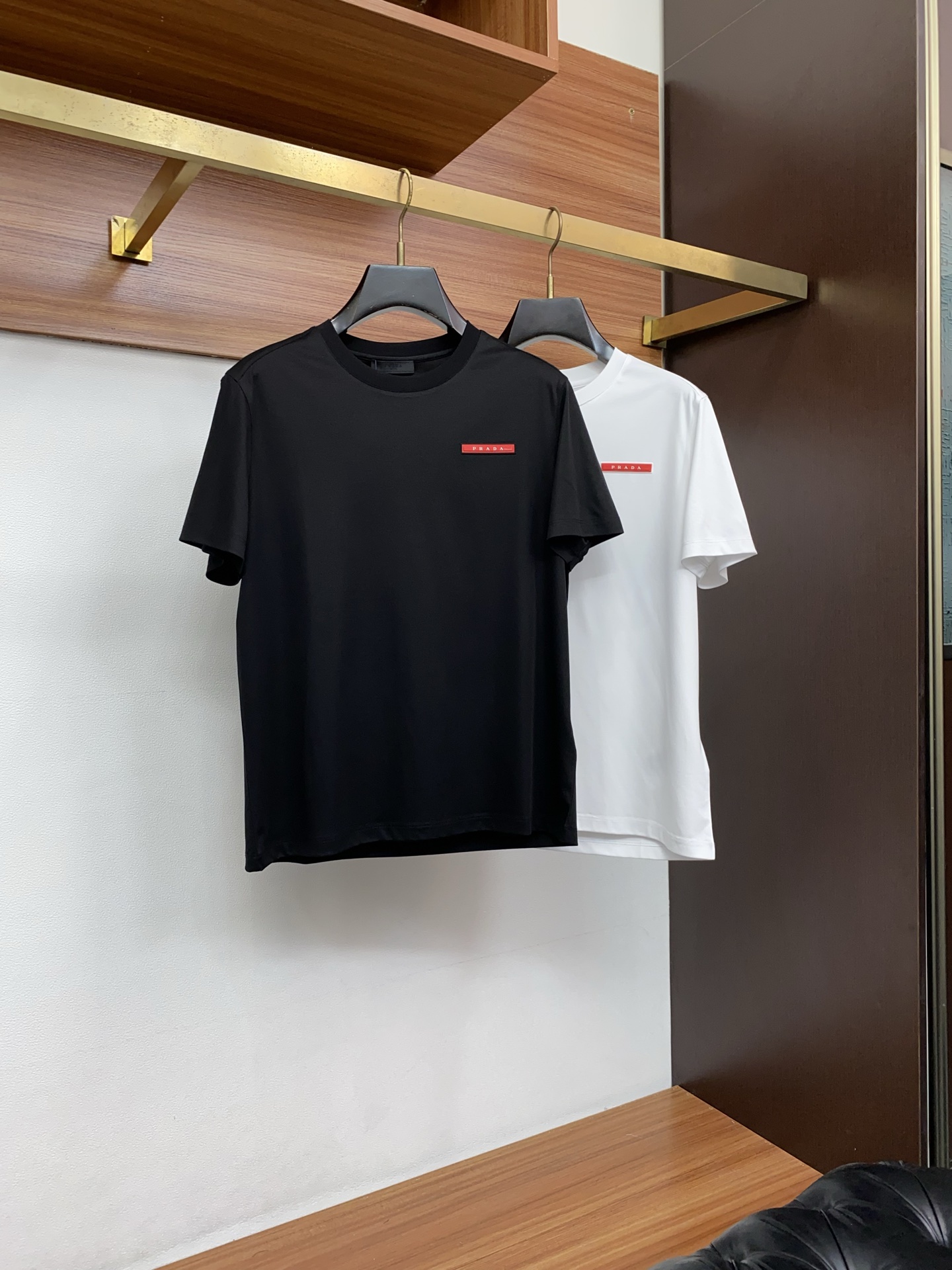 普拉达 高级定制 2026新款短袖 百搭款式 任何人都可以轻松驾驭 面料全订制工艺 高定一等品丝光棉面料