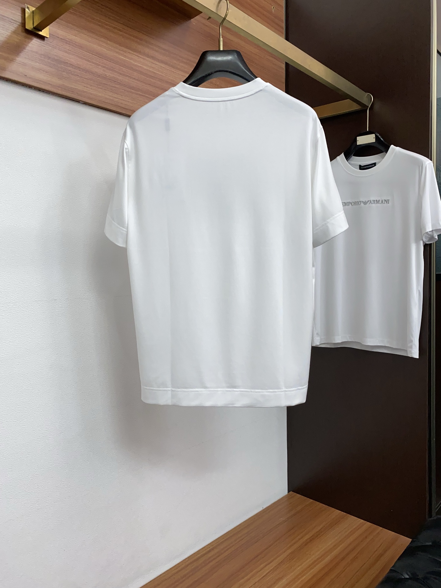 芬迪 26SS早春短袖T恤甄选软糯亲肤丝光棉面料制成，标准版圆领短袖裁剪，更适合日常穿着。简约不失设计感