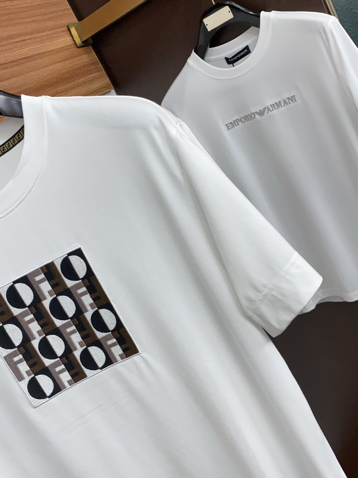 芬迪 26SS早春短袖T恤甄选软糯亲肤丝光棉面料制成，标准版圆领短袖裁剪，更适合日常穿着。简约不失设计感