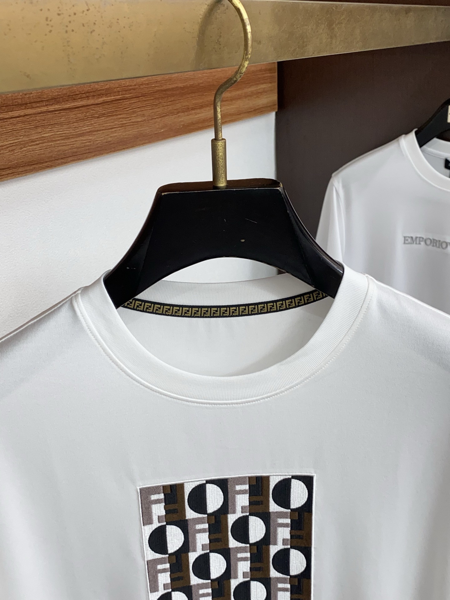 芬迪 26SS早春短袖T恤甄选软糯亲肤丝光棉面料制成，标准版圆领短袖裁剪，更适合日常穿着。简约不失设计感