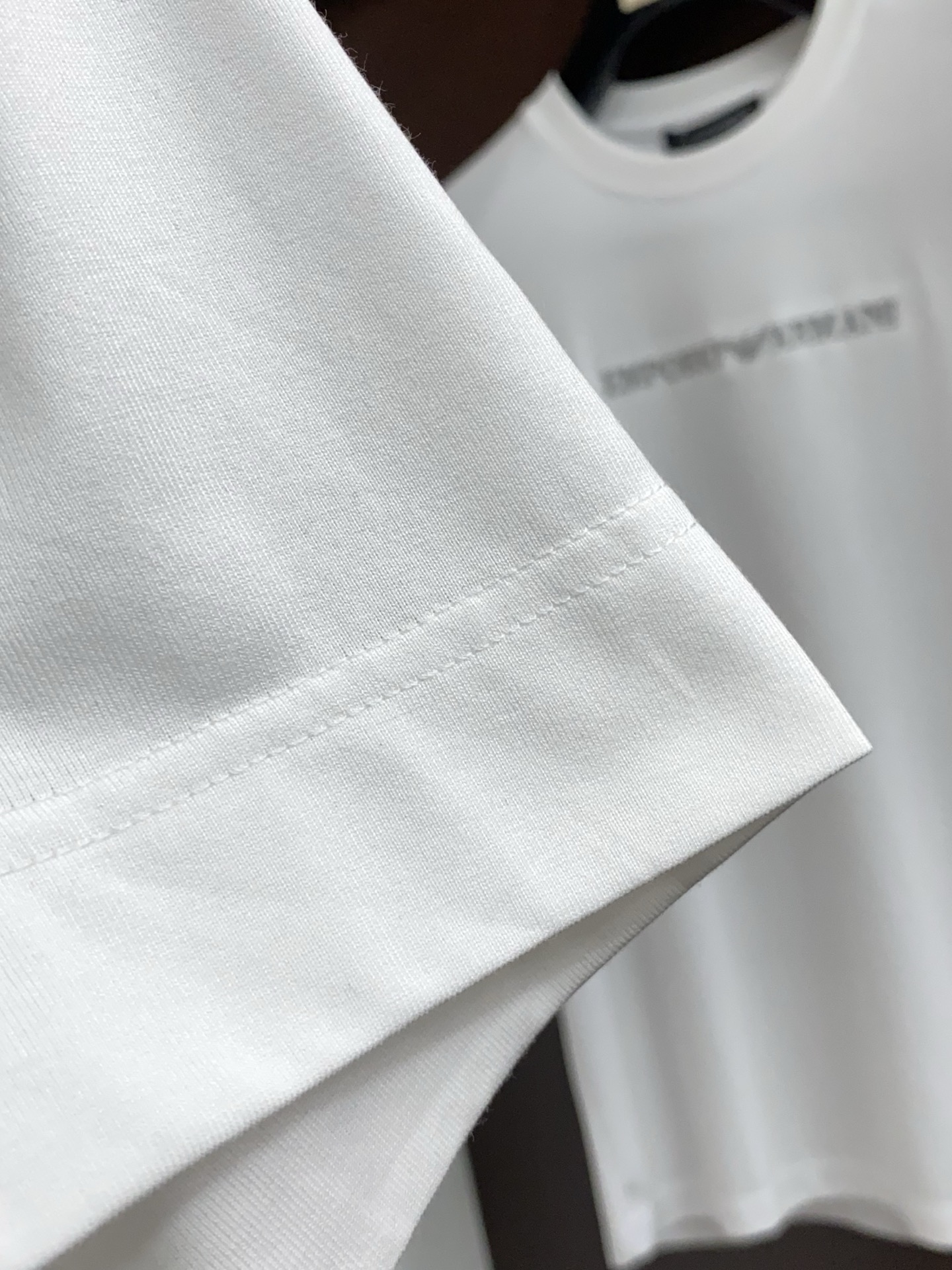 芬迪 26SS早春短袖T恤甄选软糯亲肤丝光棉面料制成，标准版圆领短袖裁剪，更适合日常穿着。简约不失设计感