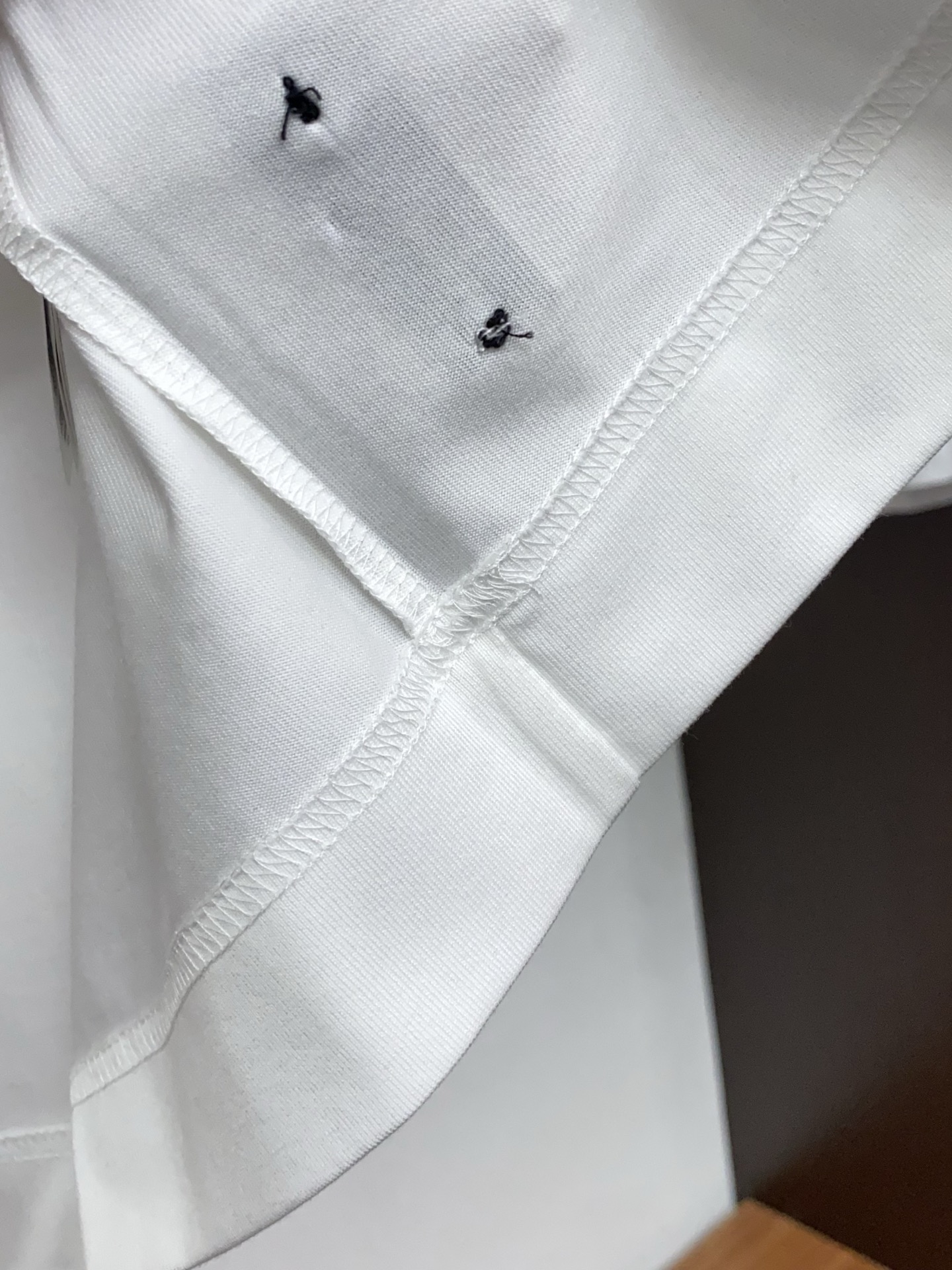 芬迪 26SS早春短袖T恤甄选软糯亲肤丝光棉面料制成，标准版圆领短袖裁剪，更适合日常穿着。简约不失设计感