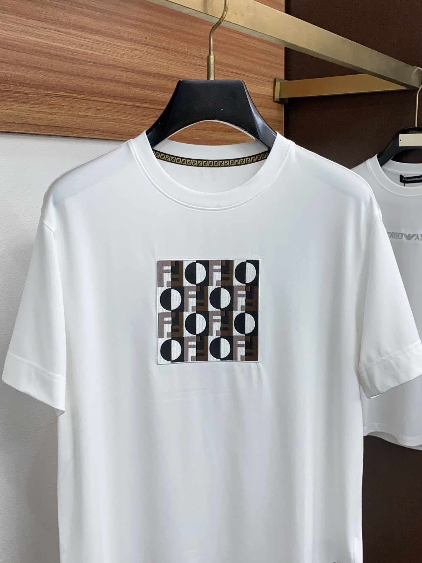 芬迪 26SS早春短袖T恤甄选软糯亲肤丝光棉面料制成，标准版圆领短袖裁剪，更适合日常穿着。简约不失设计感