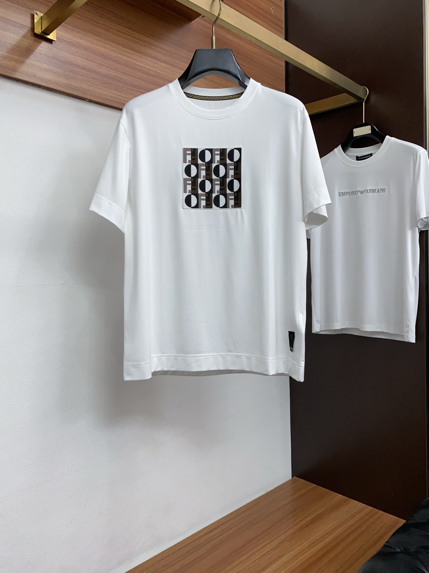 芬迪 26SS早春短袖T恤甄选软糯亲肤丝光棉面料制成，标准版圆领短袖裁剪，更适合日常穿着。简约不失设计感