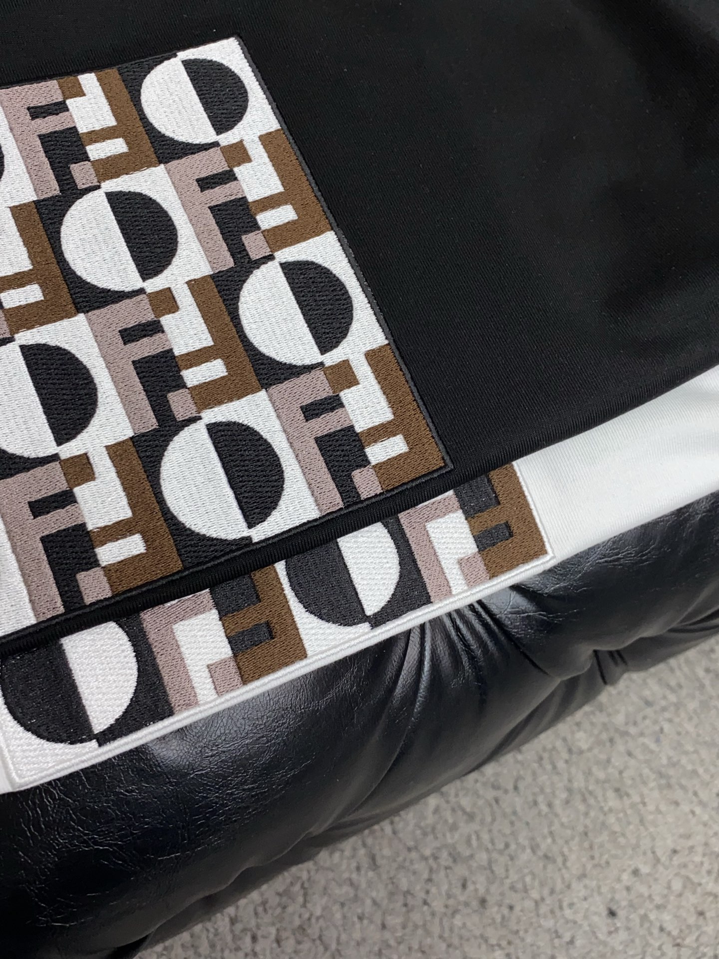 芬迪 26SS早春短袖T恤甄选软糯亲肤丝光棉面料制成，标准版圆领短袖裁剪，更适合日常穿着。简约不失设计感