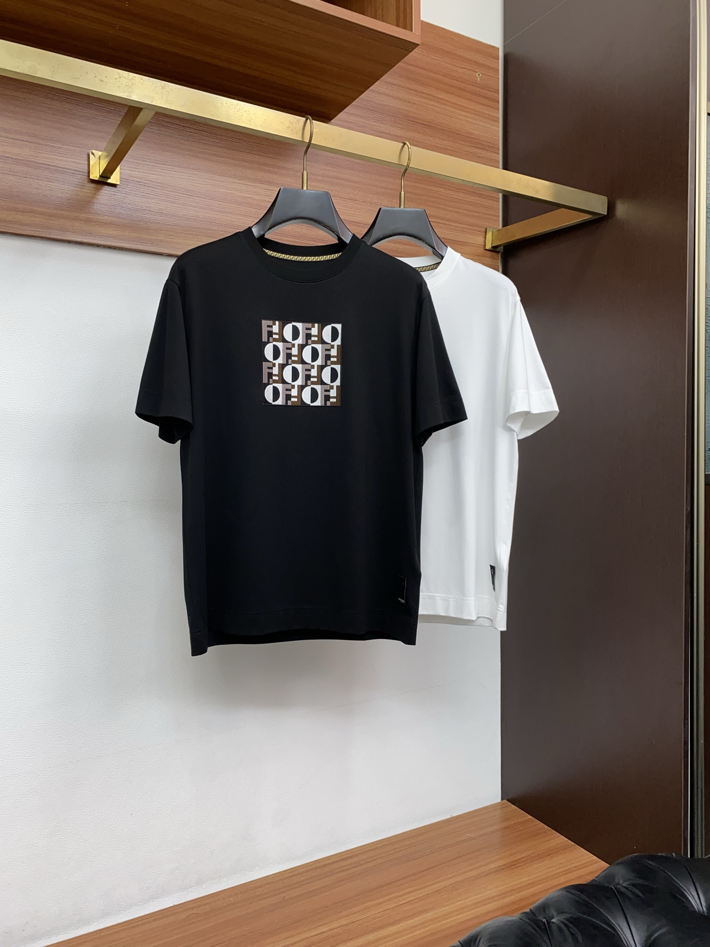 芬迪 26SS早春短袖T恤甄选软糯亲肤丝光棉面料制成，标准版圆领短袖裁剪，更适合日常穿着。简约不失设计感