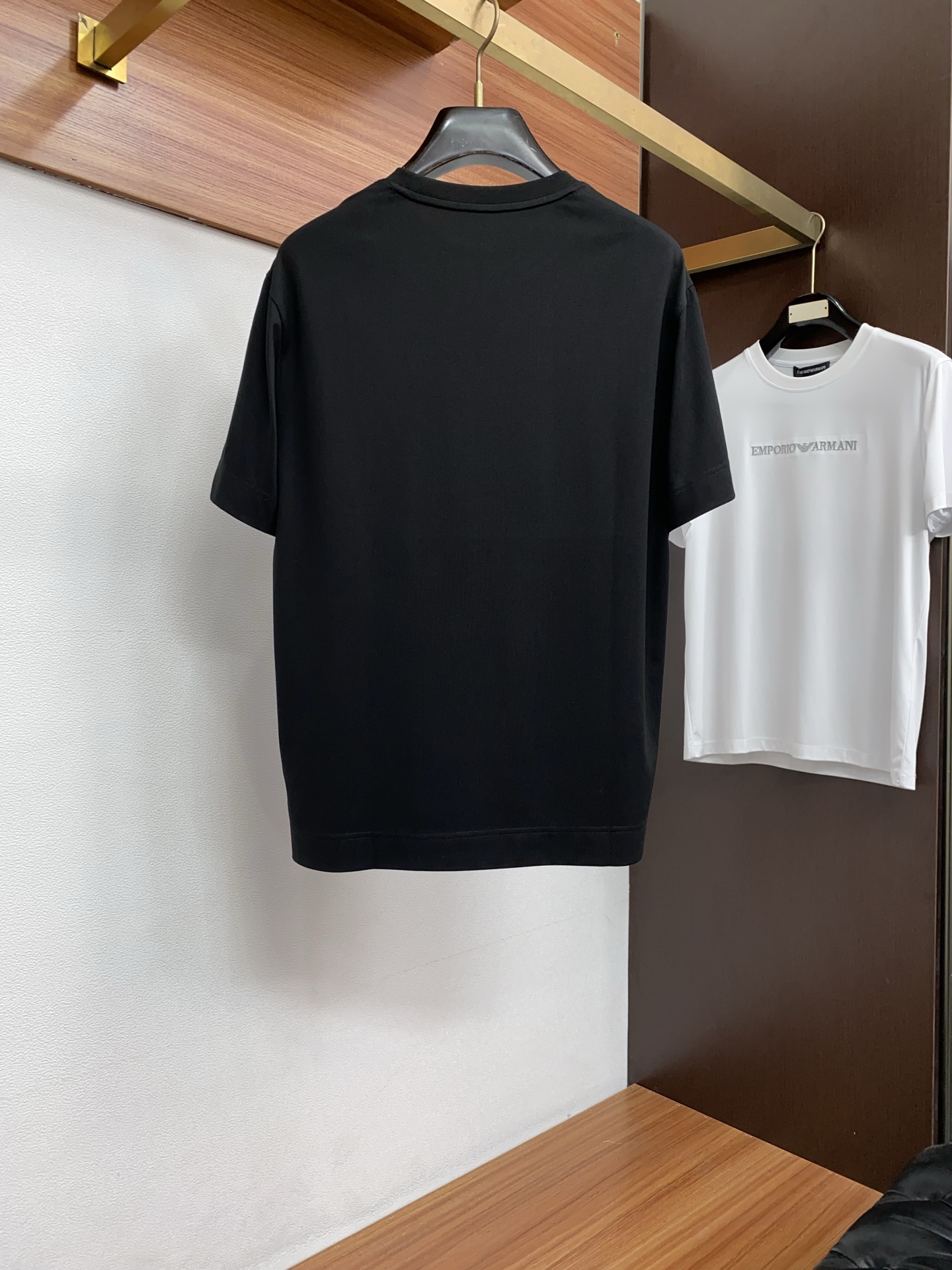 芬迪 26SS早春短袖T恤甄选软糯亲肤丝光棉面料制成，标准版圆领短袖裁剪，更适合日常穿着。简约不失设计感