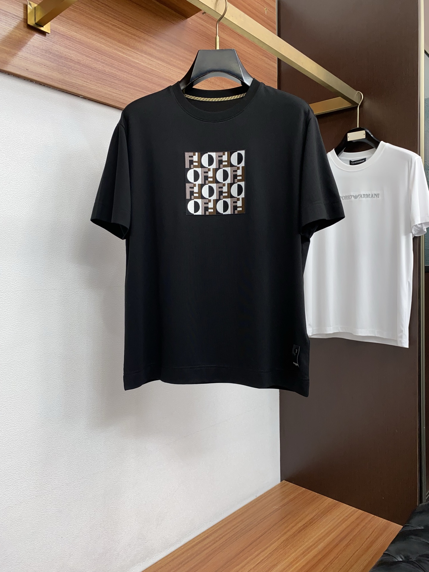 芬迪 26SS早春短袖T恤甄选软糯亲肤丝光棉面料制成，标准版圆领短袖裁剪，更适合日常穿着。简约不失设计感