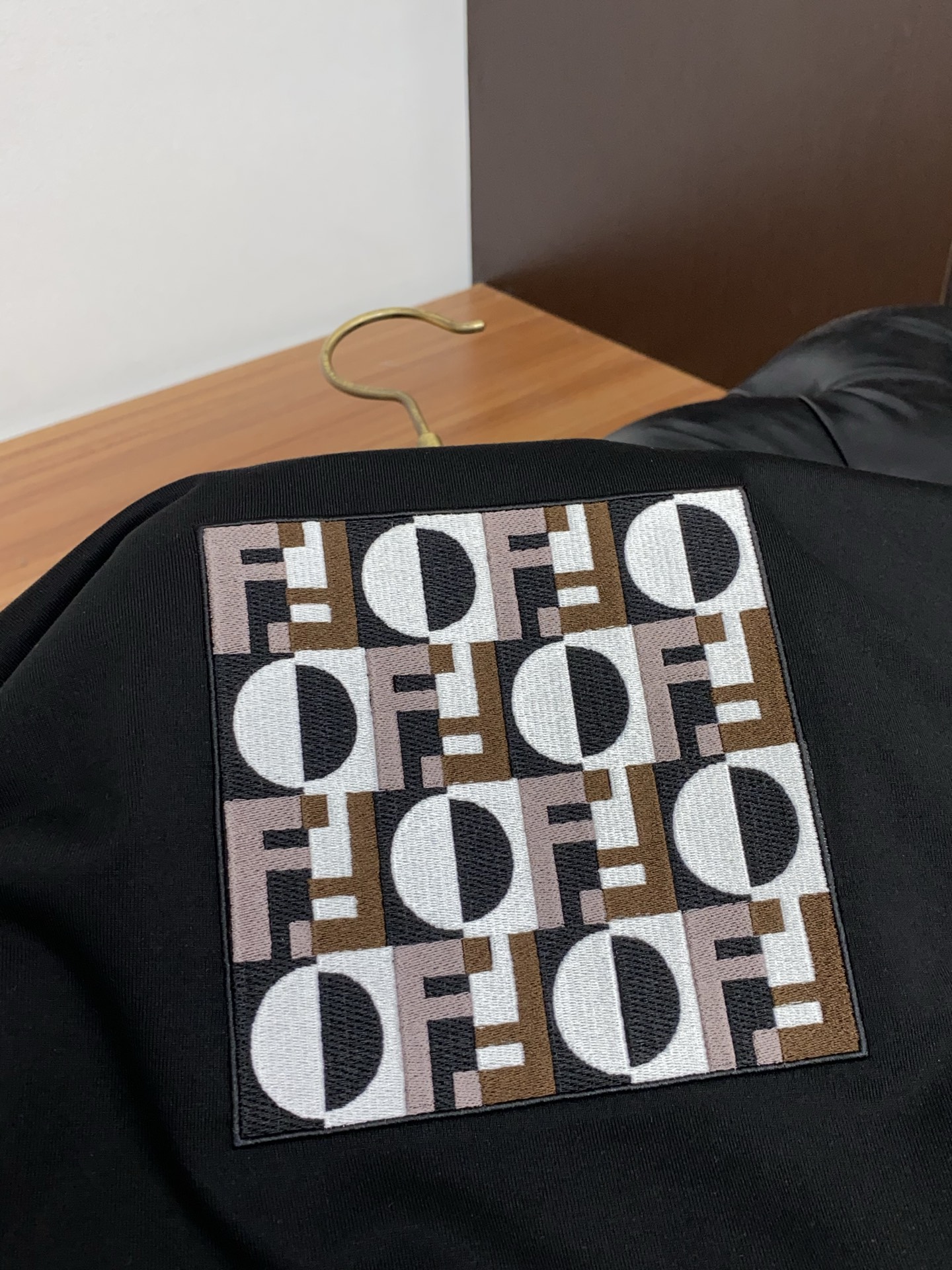 芬迪 26SS早春短袖T恤甄选软糯亲肤丝光棉面料制成，标准版圆领短袖裁剪，更适合日常穿着。简约不失设计感