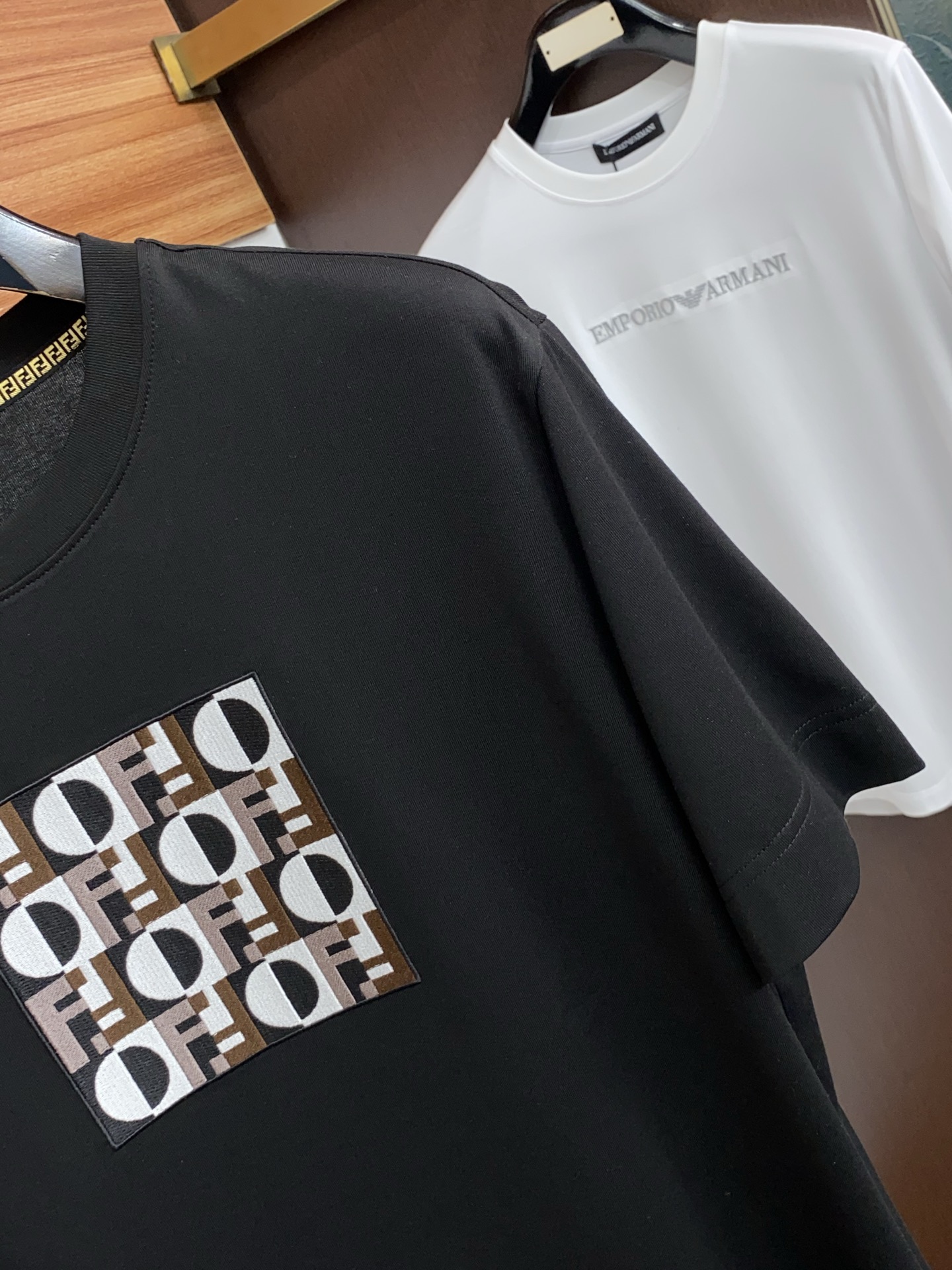 芬迪 26SS早春短袖T恤甄选软糯亲肤丝光棉面料制成，标准版圆领短袖裁剪，更适合日常穿着。简约不失设计感