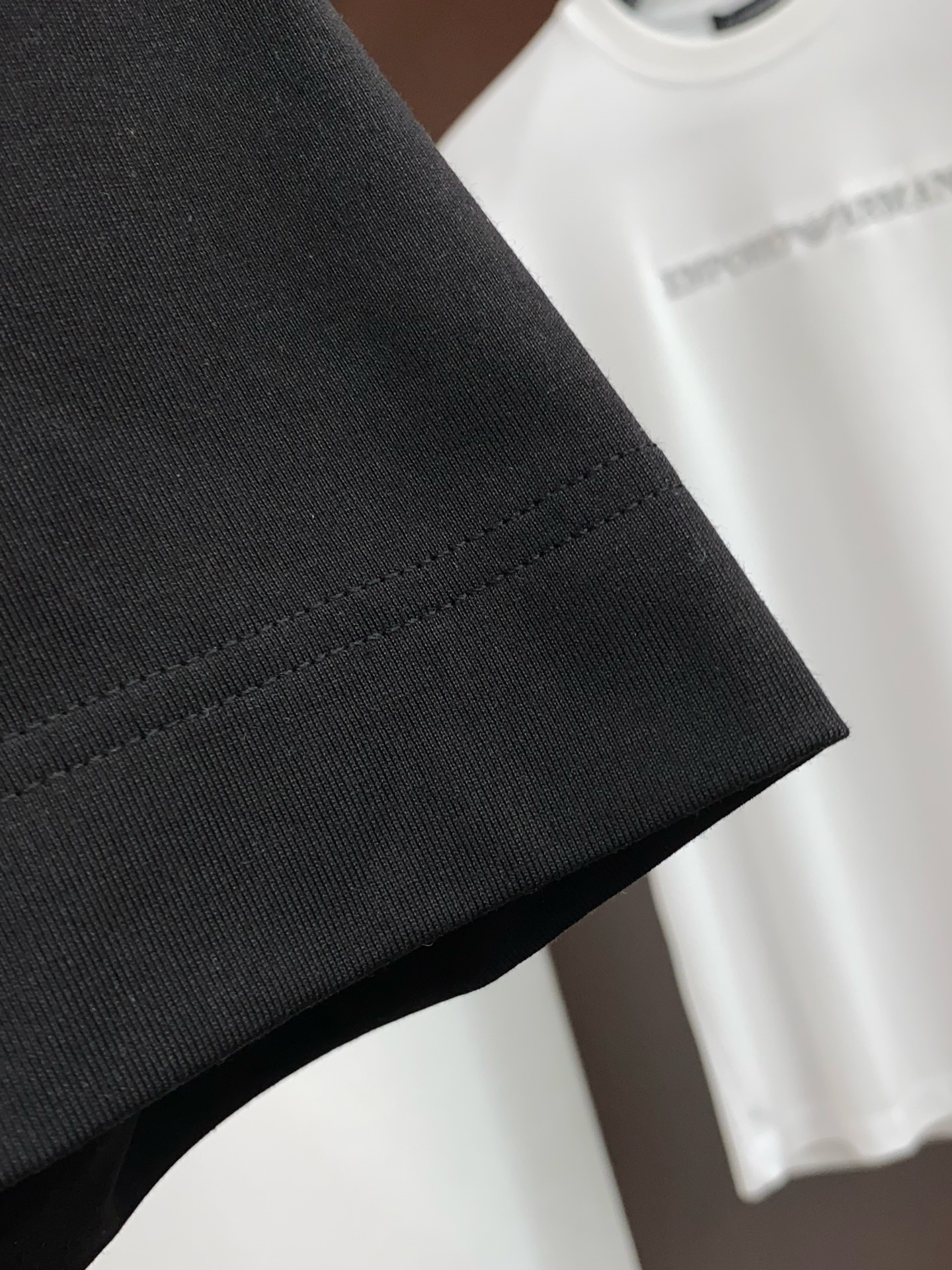 芬迪 26SS早春短袖T恤甄选软糯亲肤丝光棉面料制成，标准版圆领短袖裁剪，更适合日常穿着。简约不失设计感