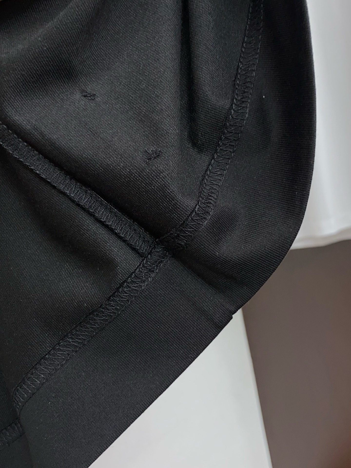 芬迪 26SS早春短袖T恤甄选软糯亲肤丝光棉面料制成，标准版圆领短袖裁剪，更适合日常穿着。简约不失设计感