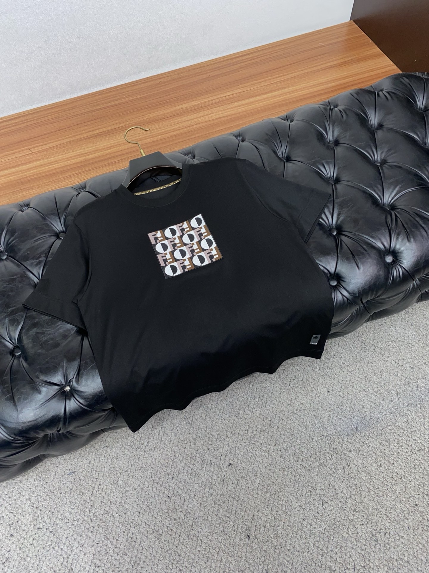 芬迪 26SS早春短袖T恤甄选软糯亲肤丝光棉面料制成，标准版圆领短袖裁剪，更适合日常穿着。简约不失设计感